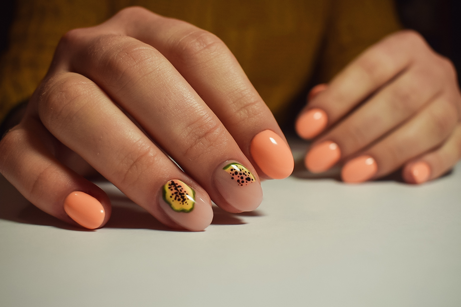 Маникюр с фруктовым рисунком в персиковом цвете на короткие ногти.