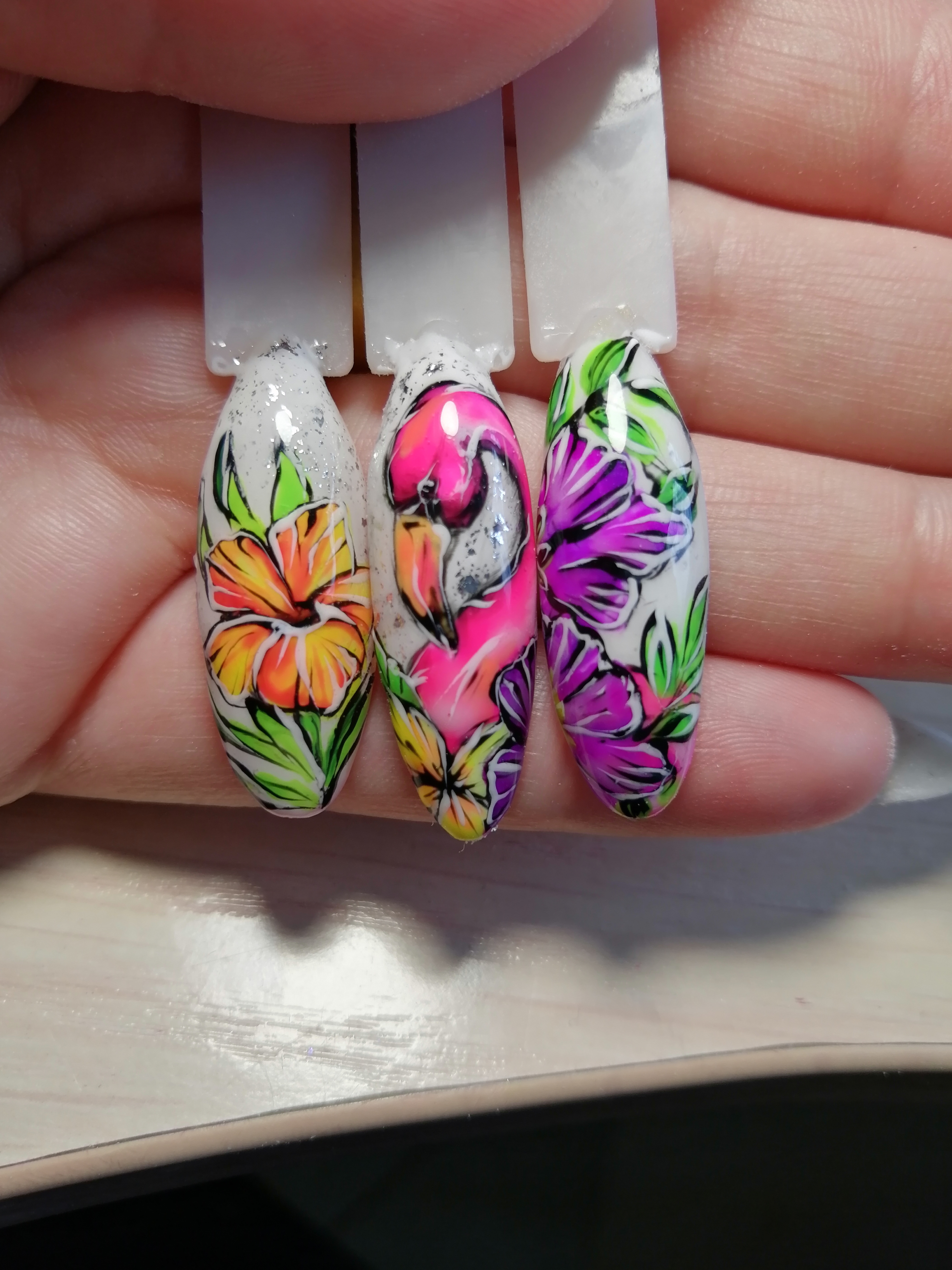 Цветной маникюр с фламинго на длинные ногти.