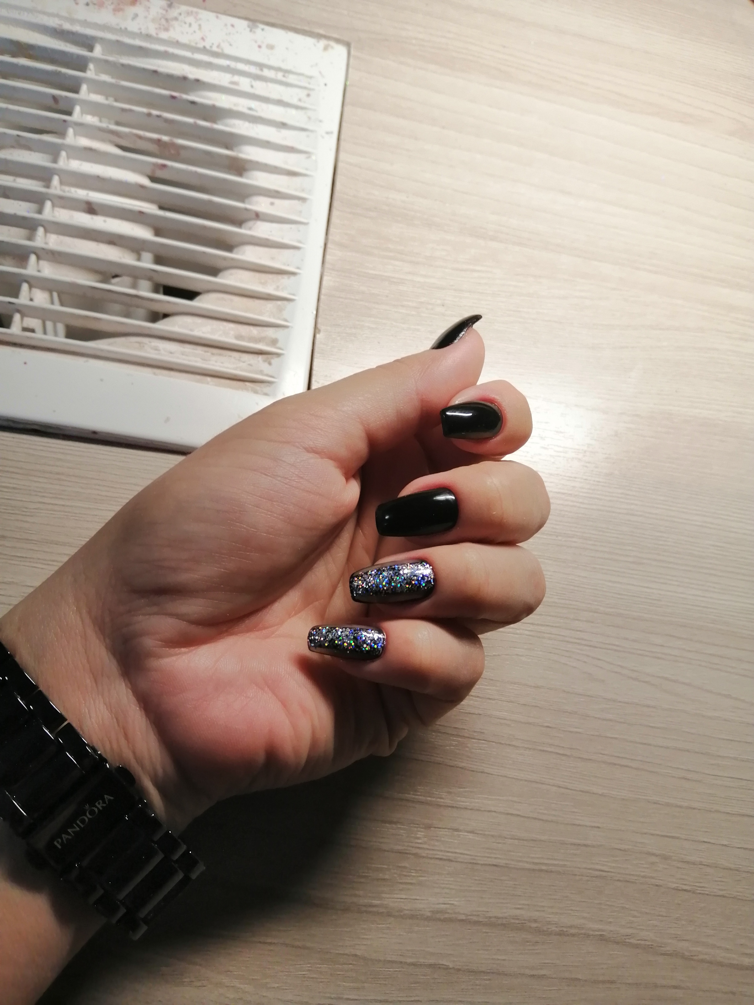 Маникюр с блестками в черном цвете на длинные ногти.