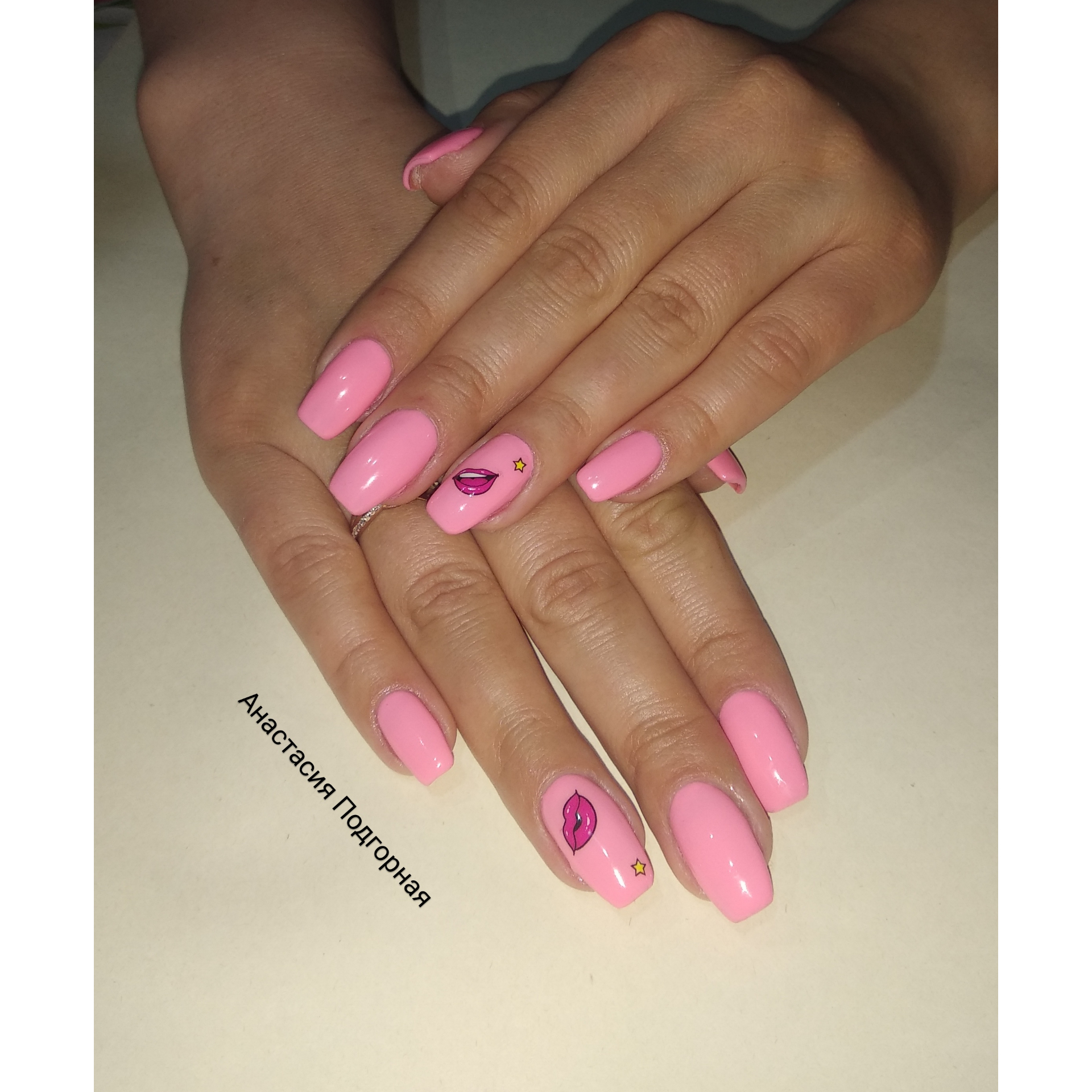 Маникюр с губами в розовом цвете на длинные ногти.