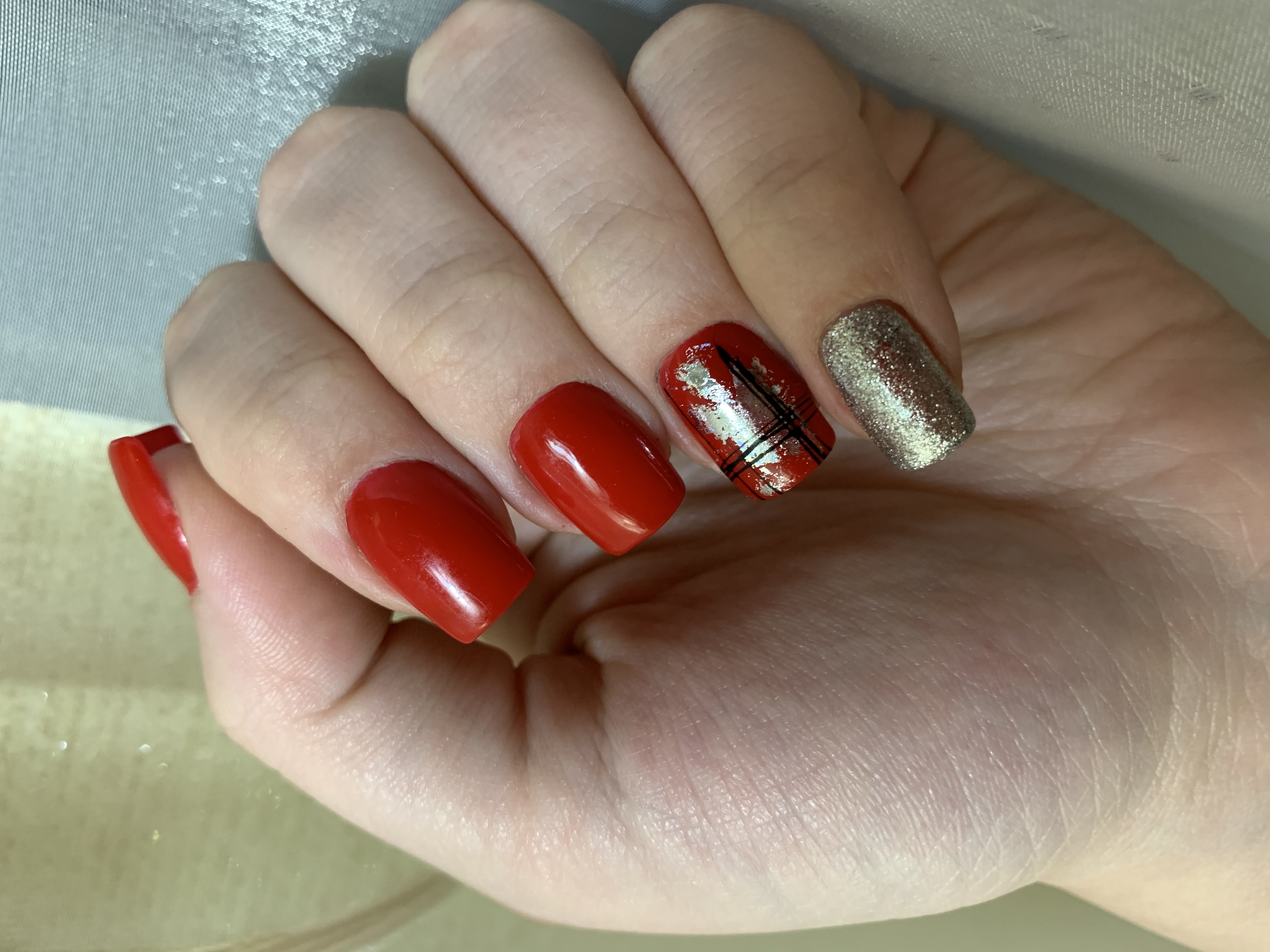 Маникюр с серебряной фольгой и блестками в красном цвете на короткие ногти.