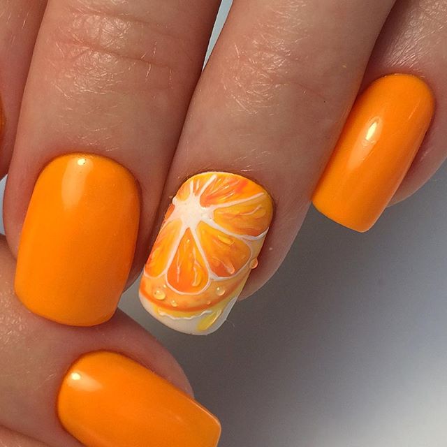 Маникюр с фруктовым рисунком в оранжевом цвете на короткие ногти.