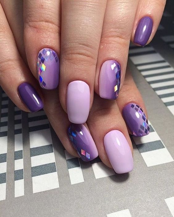 Маникюр с дизайном битое стекло и градиентом в фиолетовом цвете на длинные ногти.
