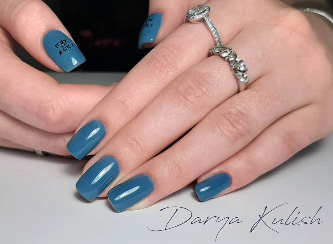 Маникюр с надписями в синем цвете на короткие ногти.