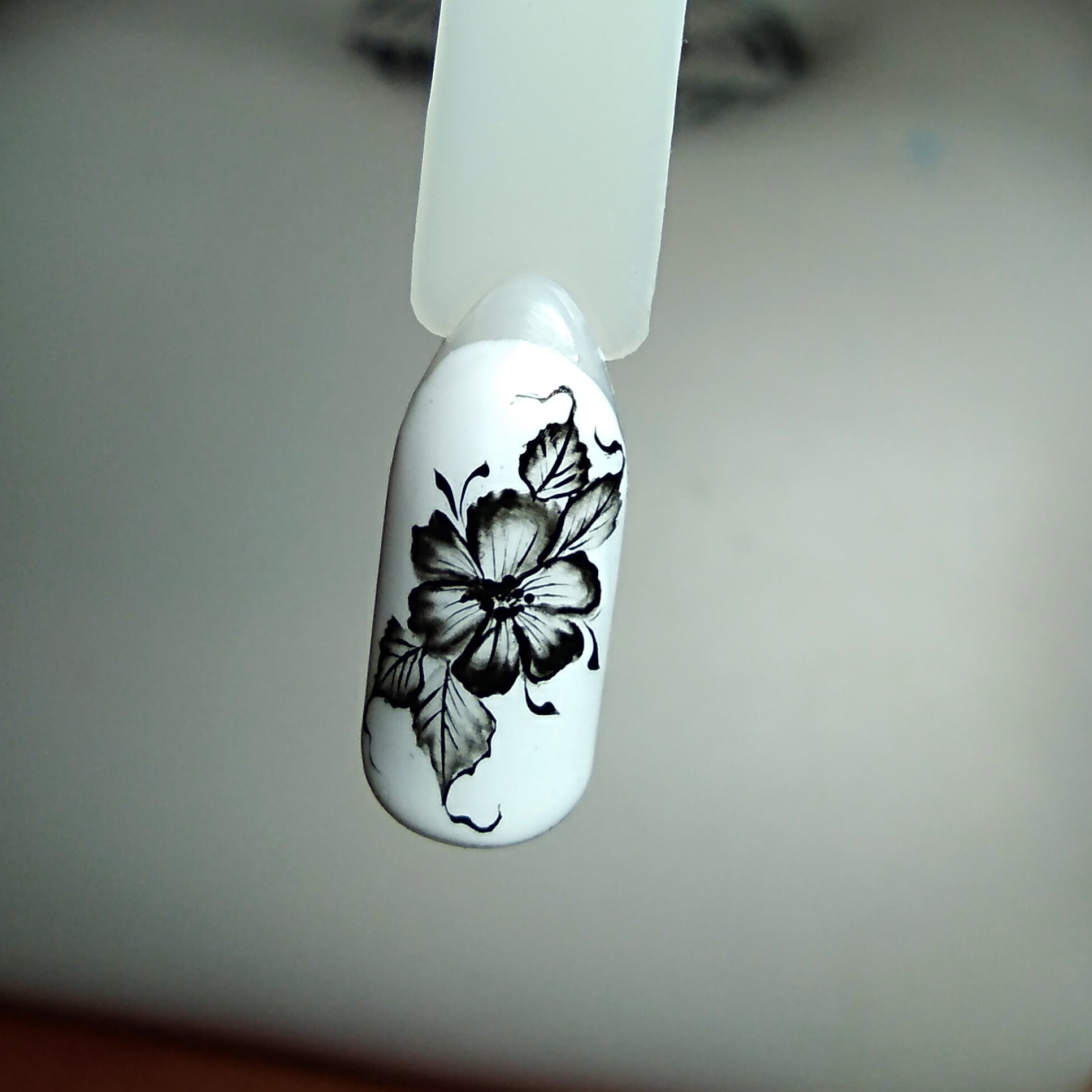 Маникюр с цветочным рисунком в белом цвете.