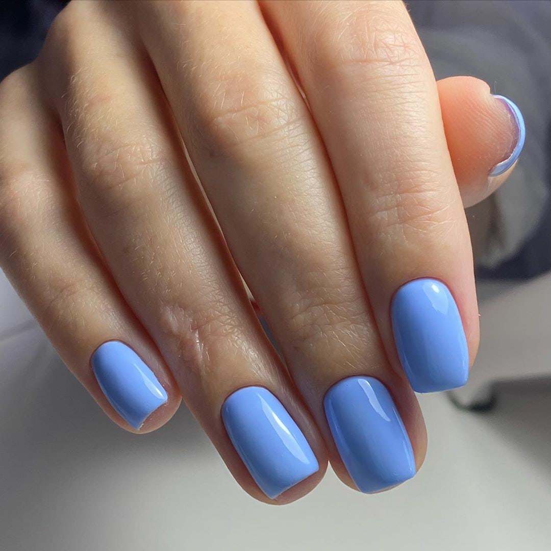 Маникюр в голубом цвете на короткие ногти.