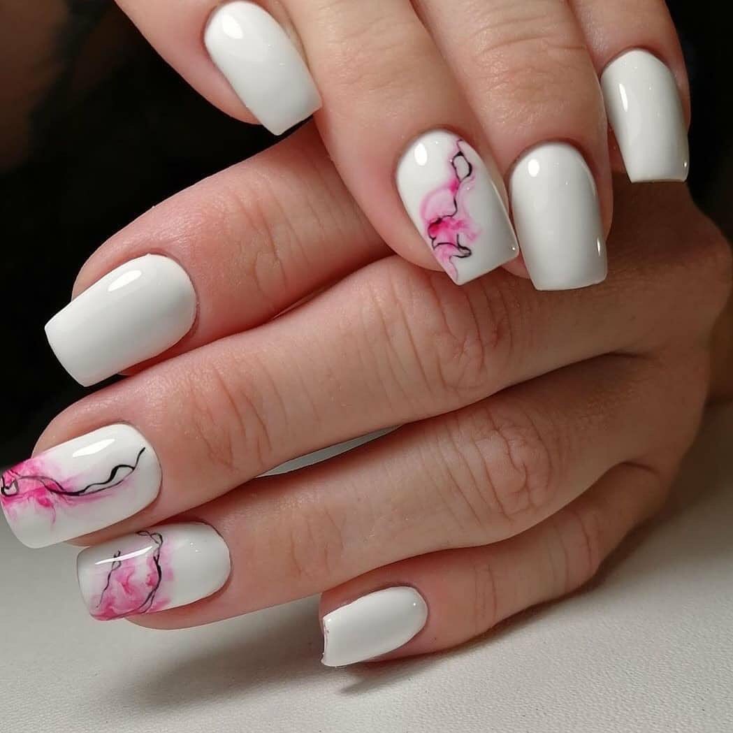 Маникюр с абстрактным рисунком в белом цвете на короткие ногти.