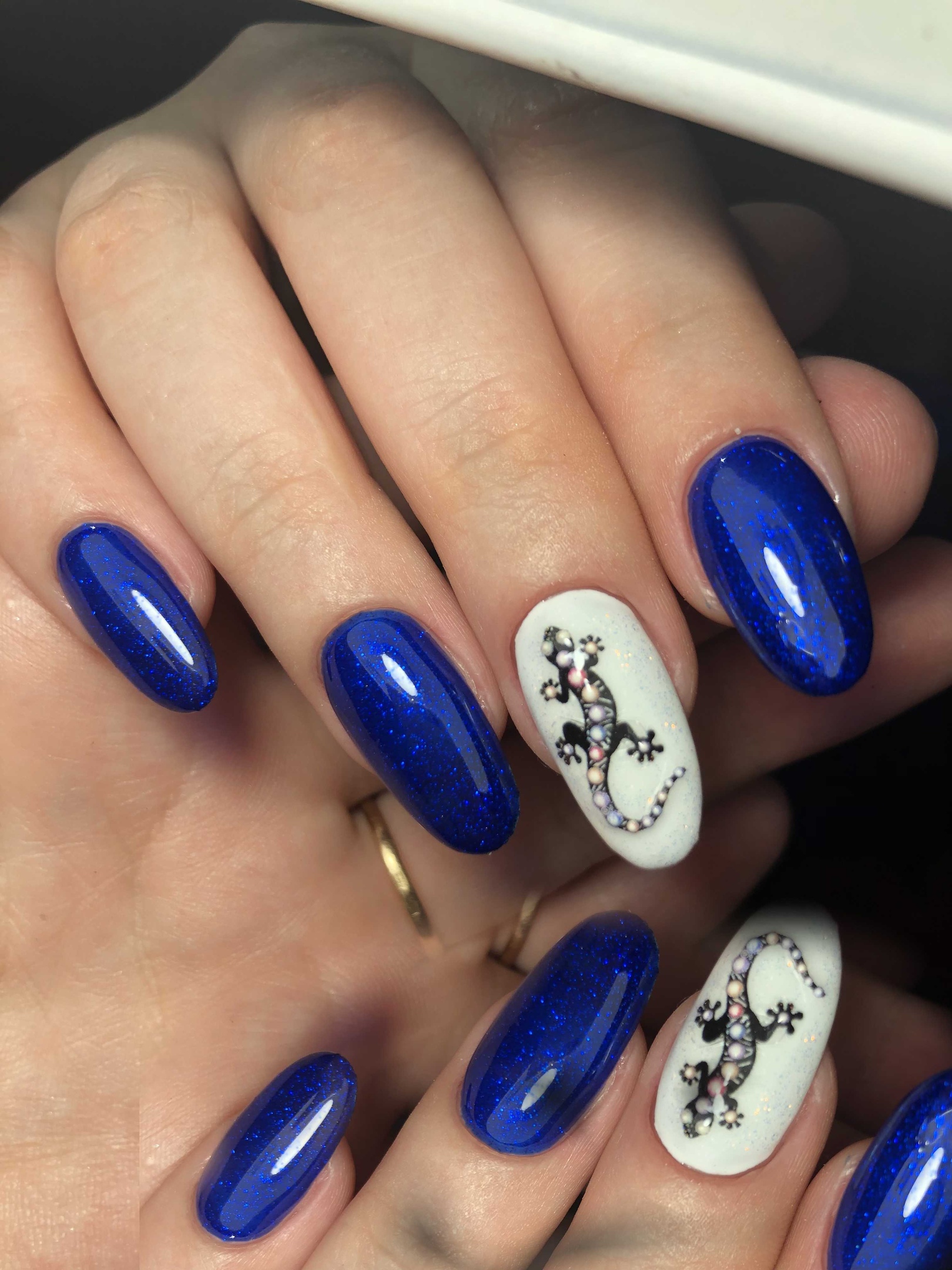 Маникюр с ящерицей в синем цвете на длинные ногти.