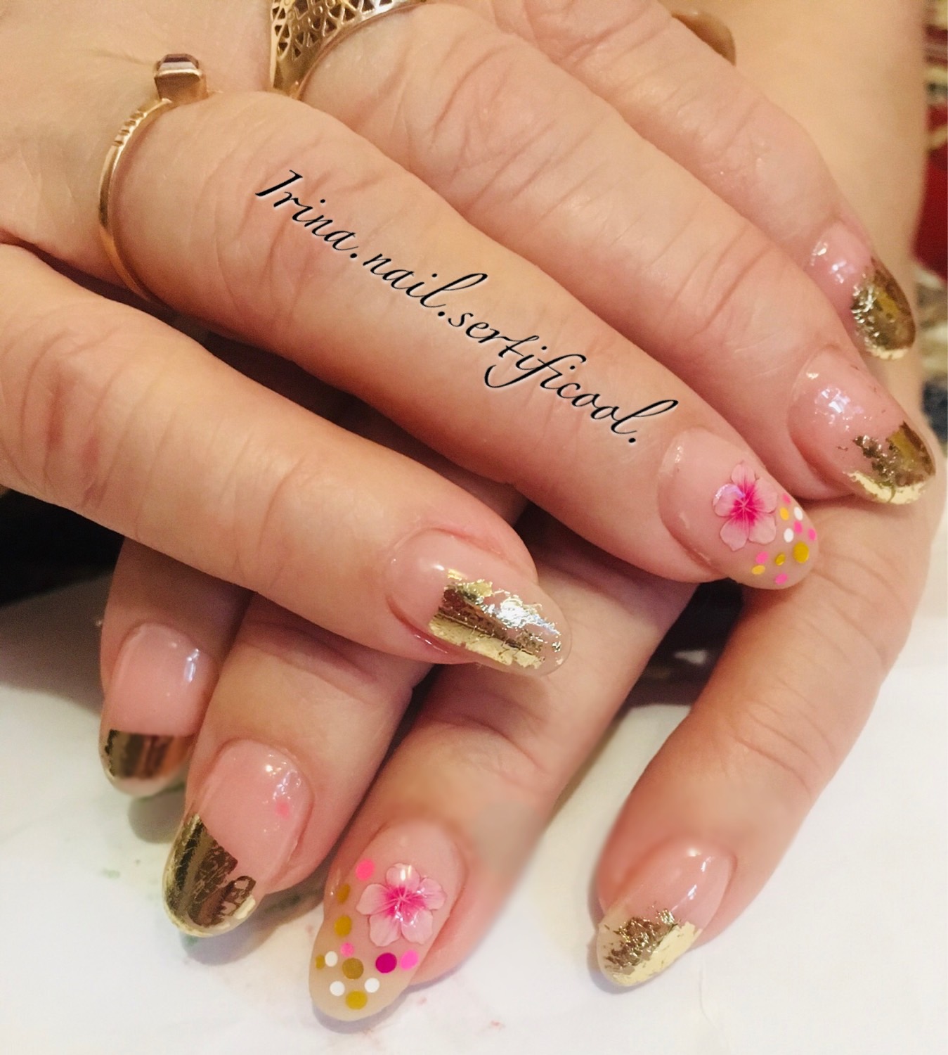 Нюдовый маникюр с цветочными слайдерами и золотой фольгой на короткие ногти.
