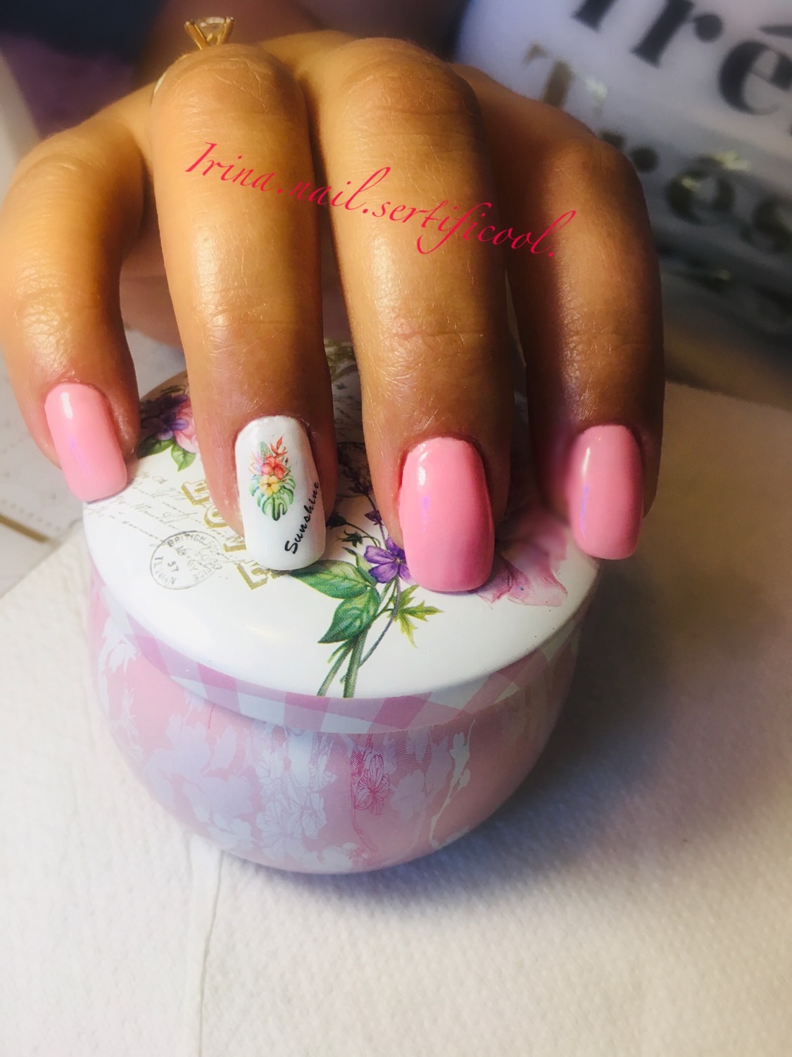 Маникюр с цветочными слайдерами в розовом цвете на короткие ногти.