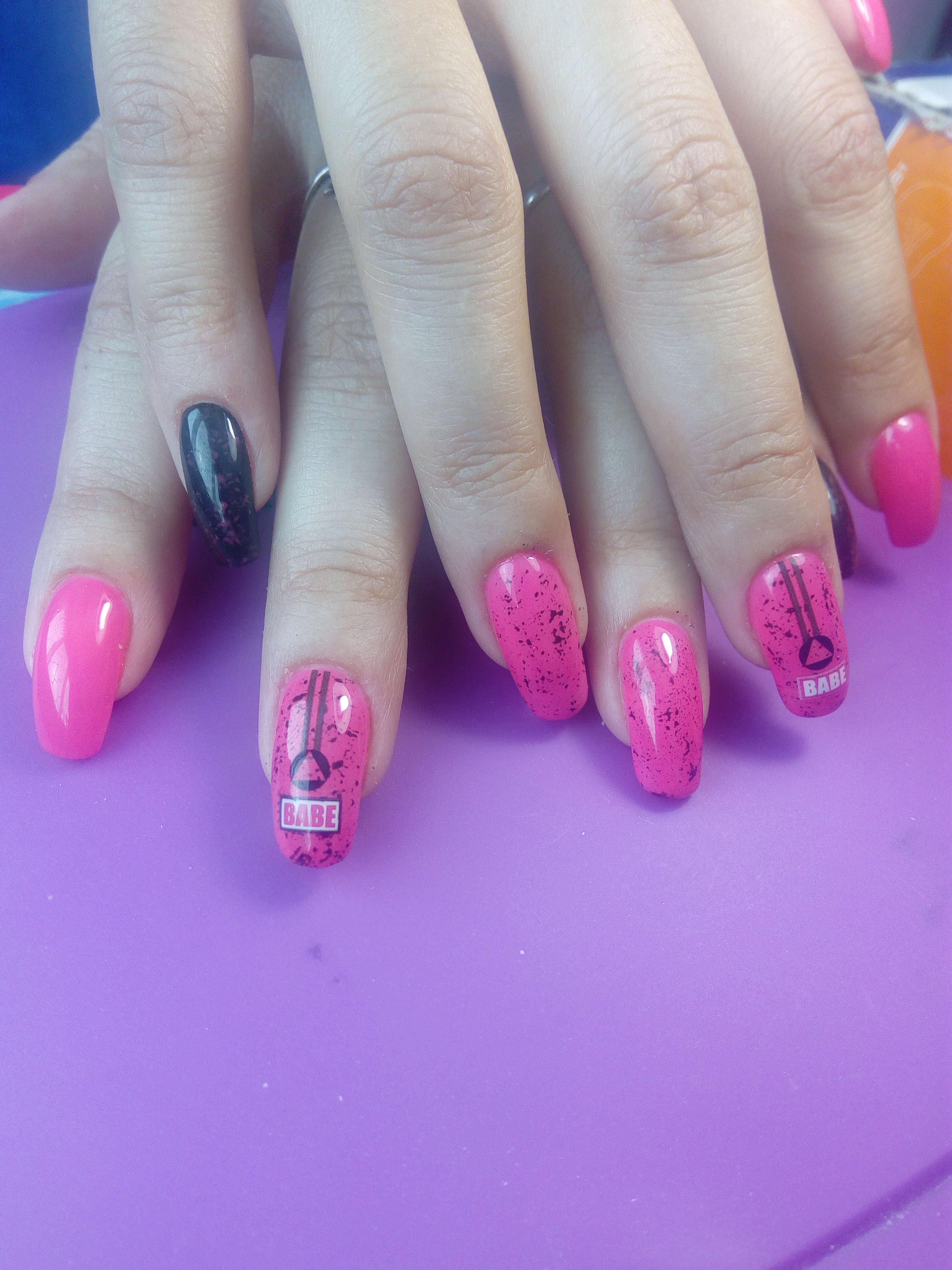 Маникюр с надписями в розовом цвете на длинные ногти.
