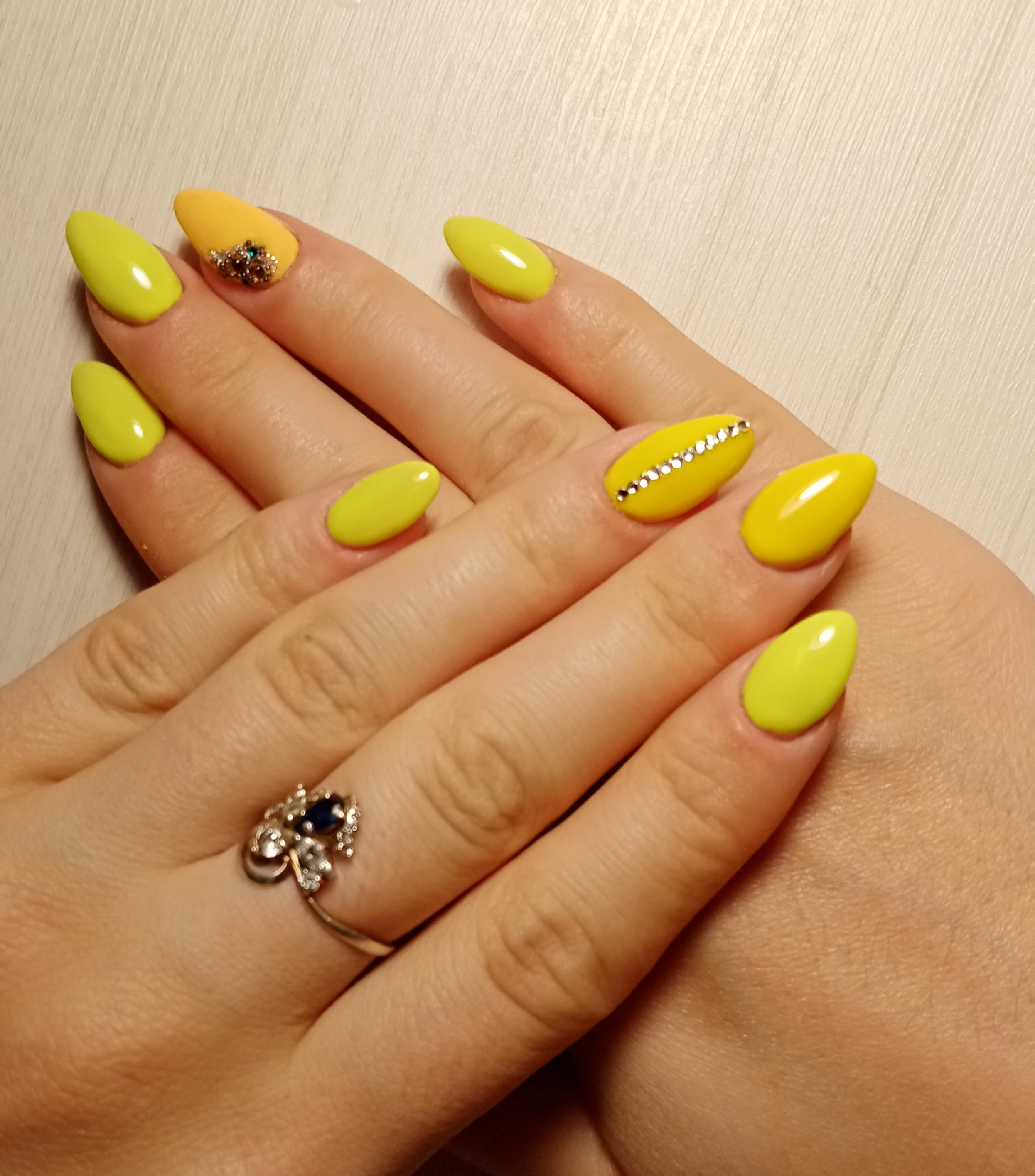 Маникюр со стразами в желтом цвете на короткие ногти.