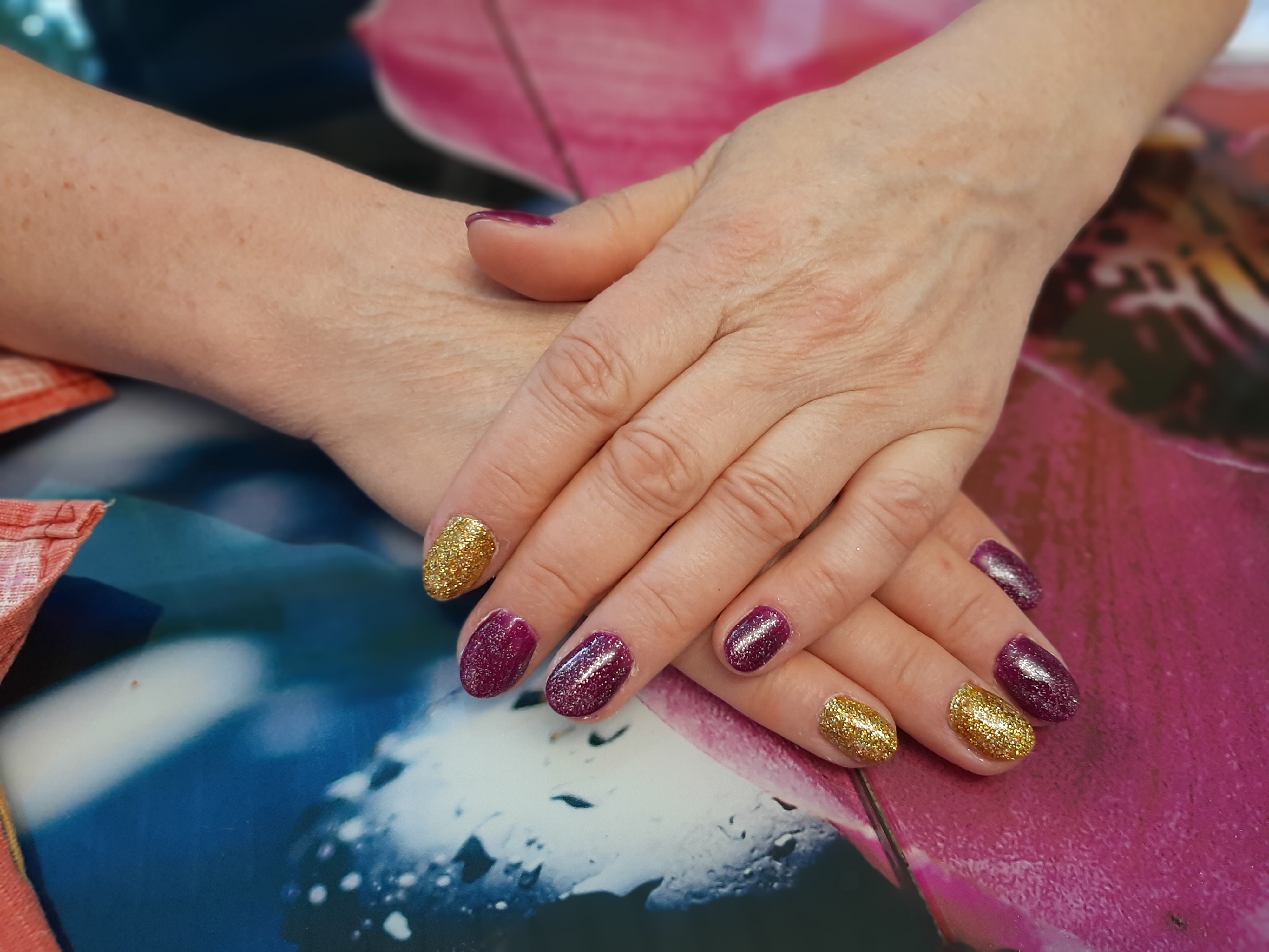 Маникюр с золотыми блестками в баклажановом цвете на короткие ногти.