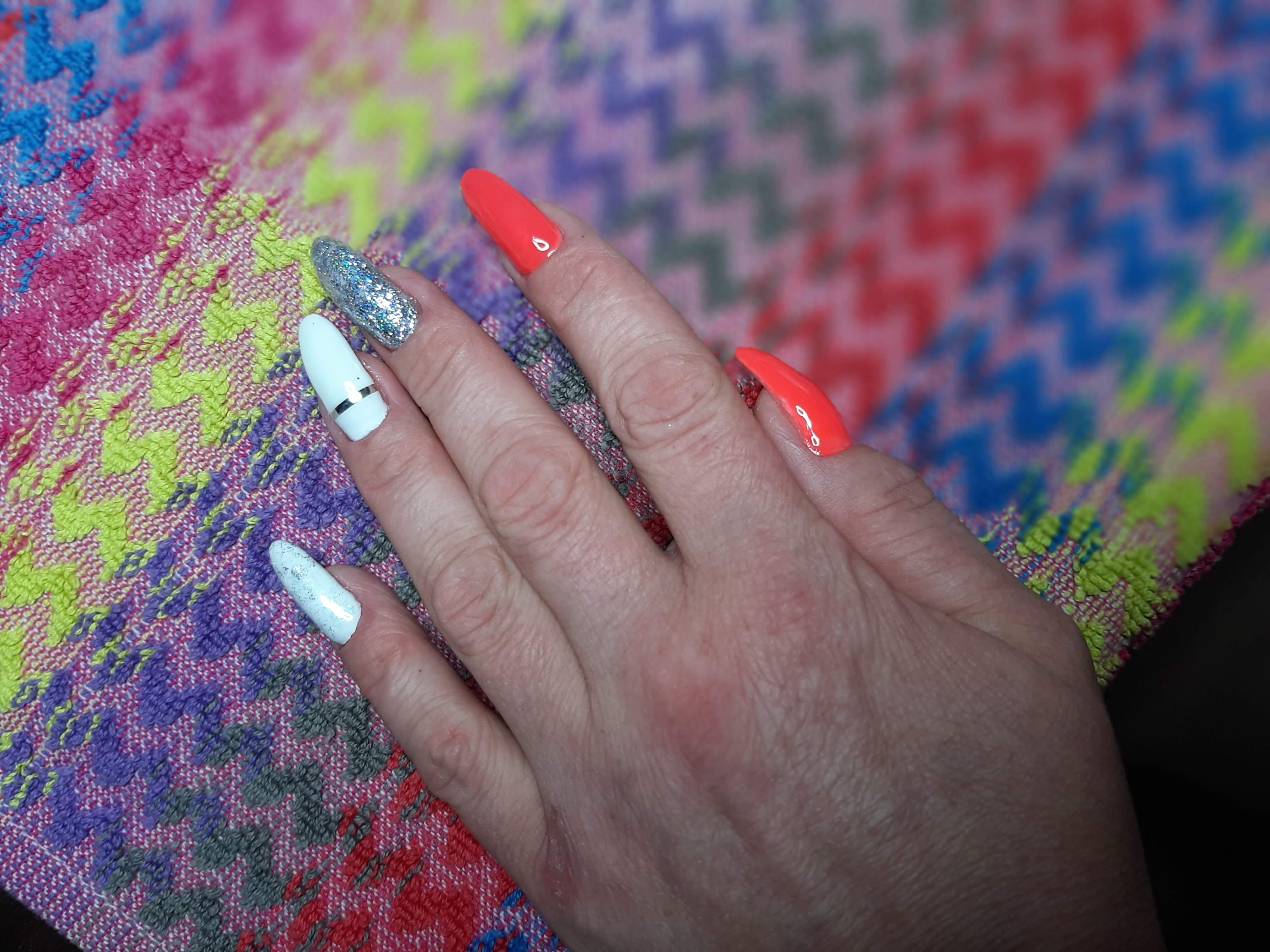 Маникюр с серебряными блестками и полосками на длинные ногти.