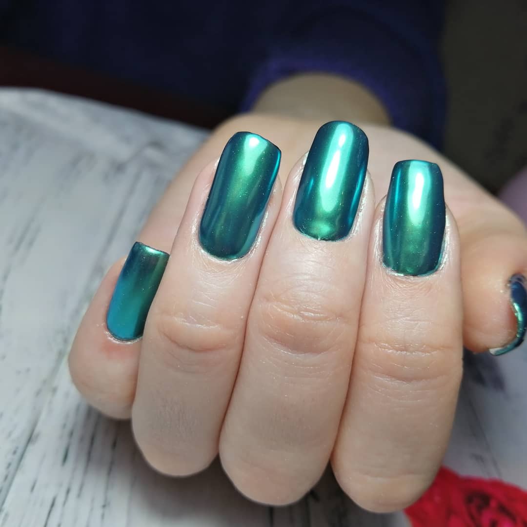 Маникюр с втиркой в темно-зеленом цвете на длинные ногти.