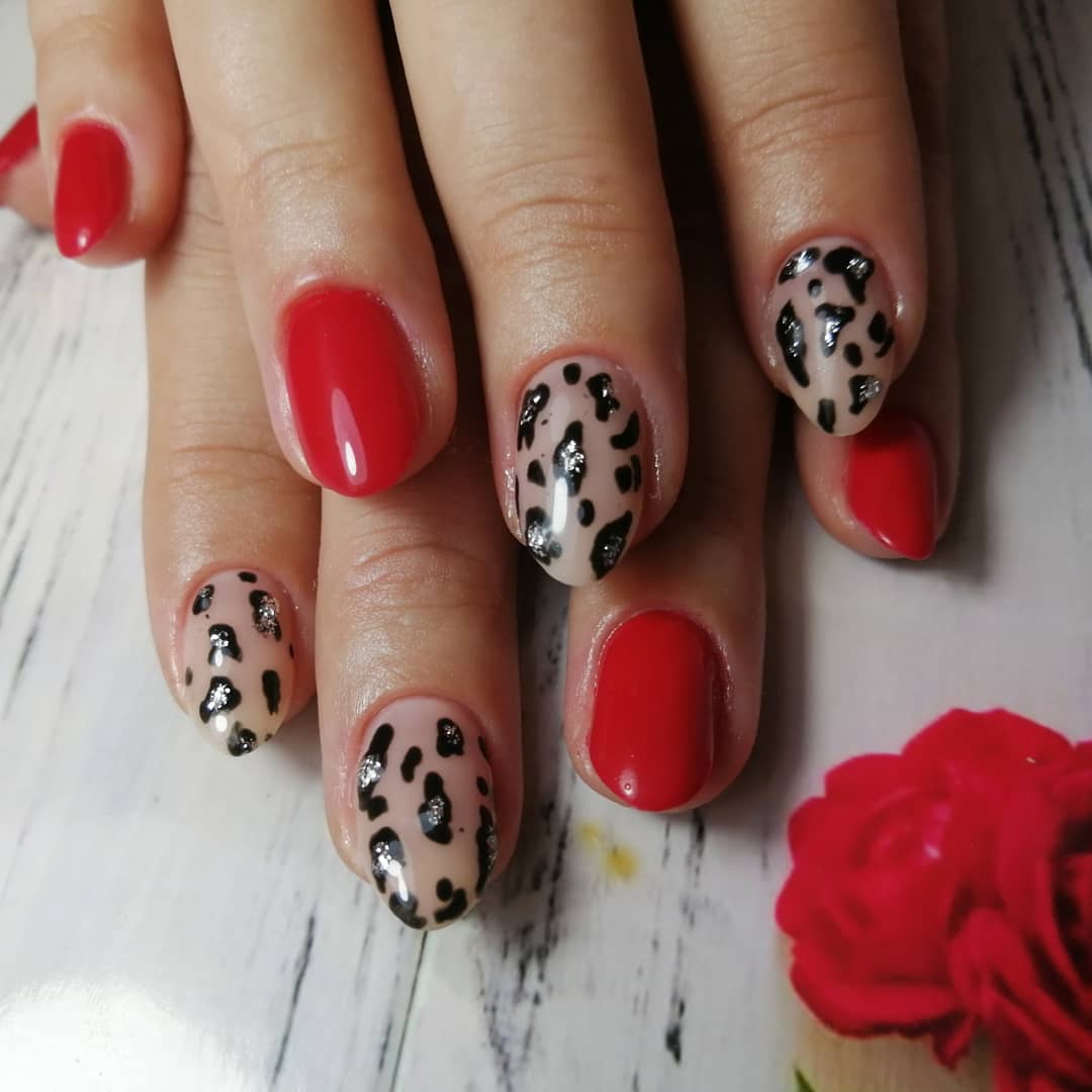 Маникюр с леопардовым принтом в красном цвете на короткие ногти.
