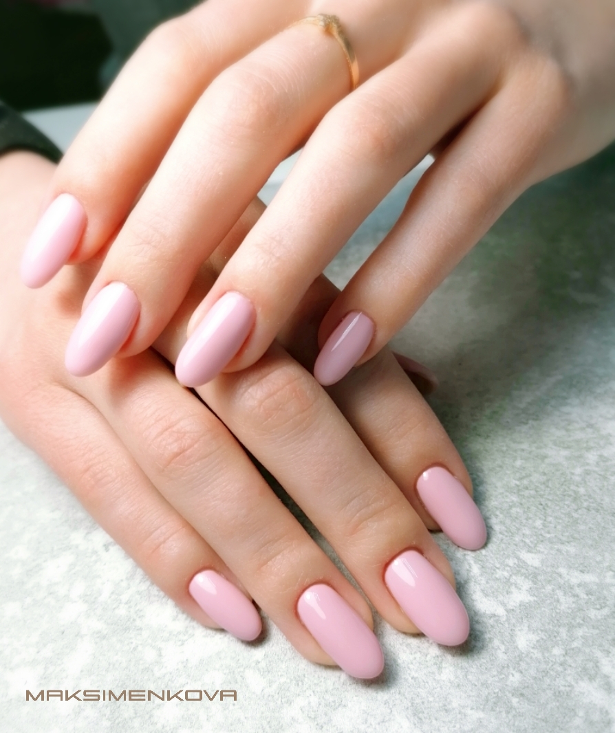 Маникюр в розовом цвете на длинные ногти.