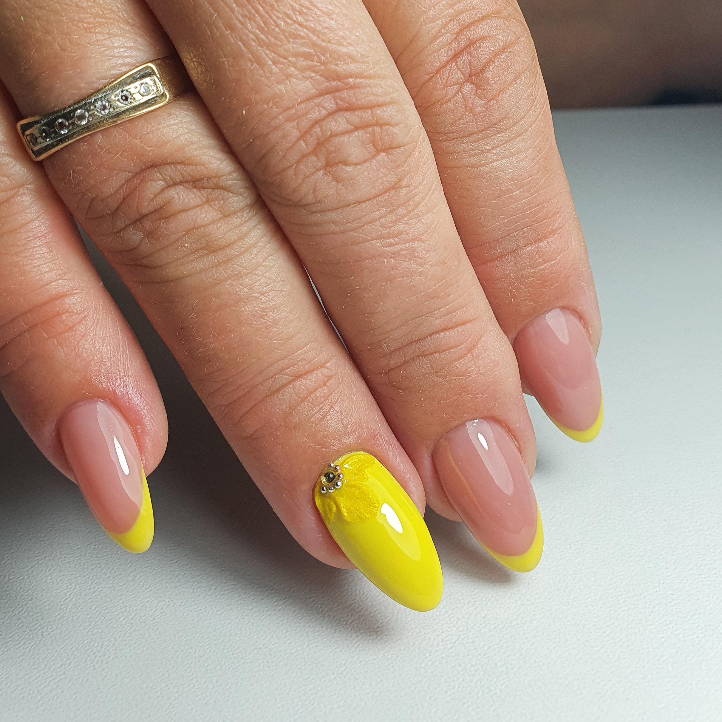 Френч с цветочной лепкой в желтом цвете на длинные ногти.