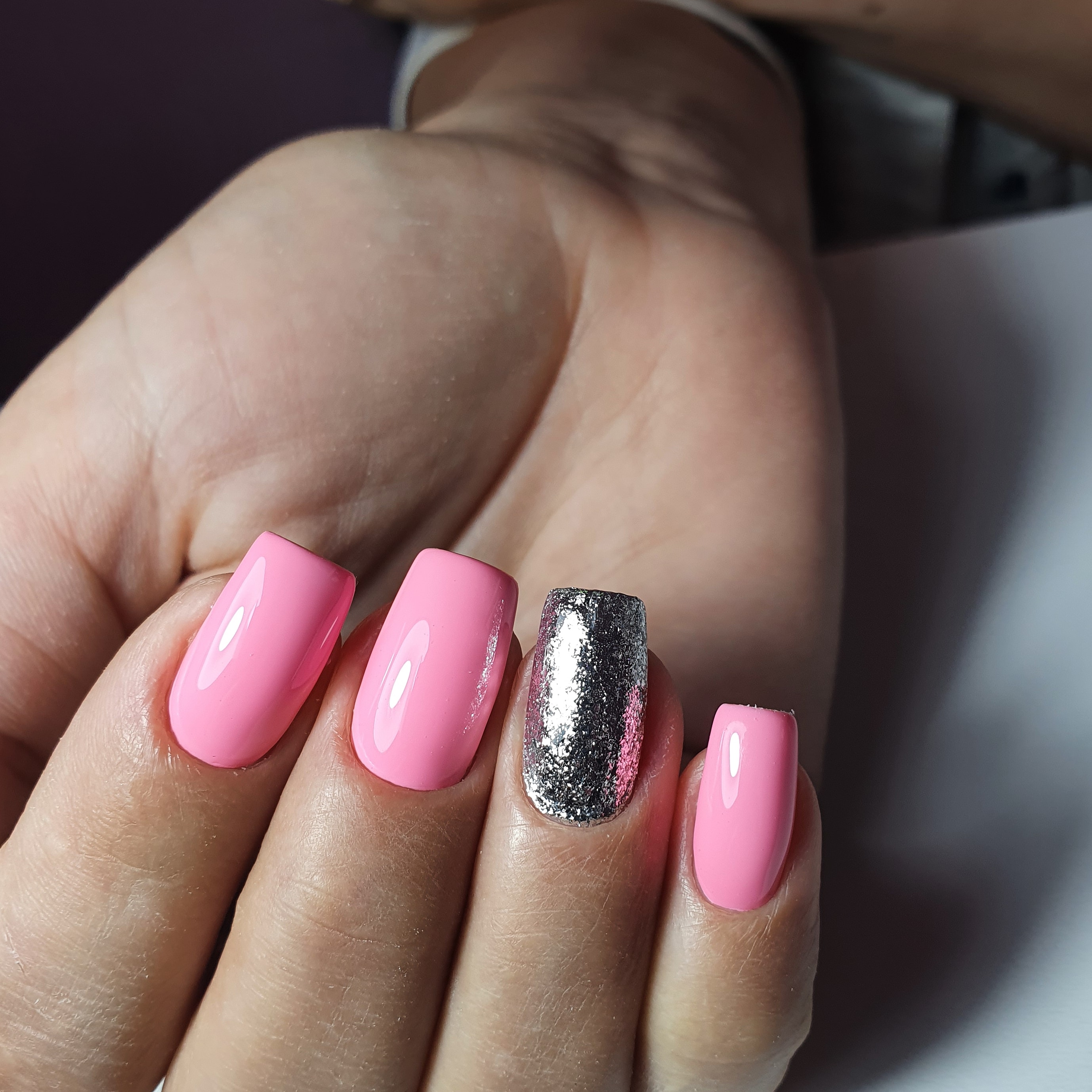 Маникюр с серебряными блестками в розовом цвете на короткие ногти.