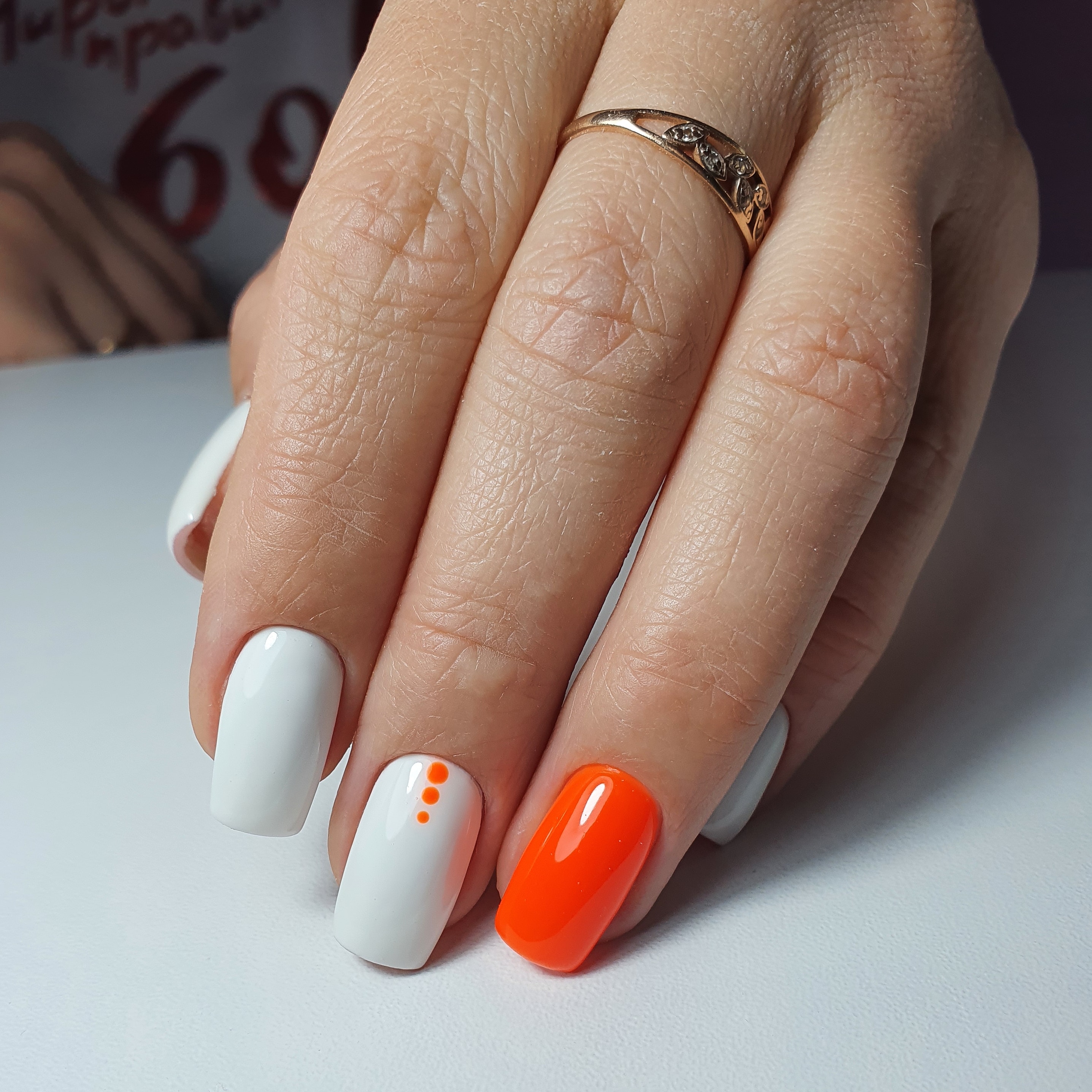 Маникюр оранжевый с белым на короткие ногти