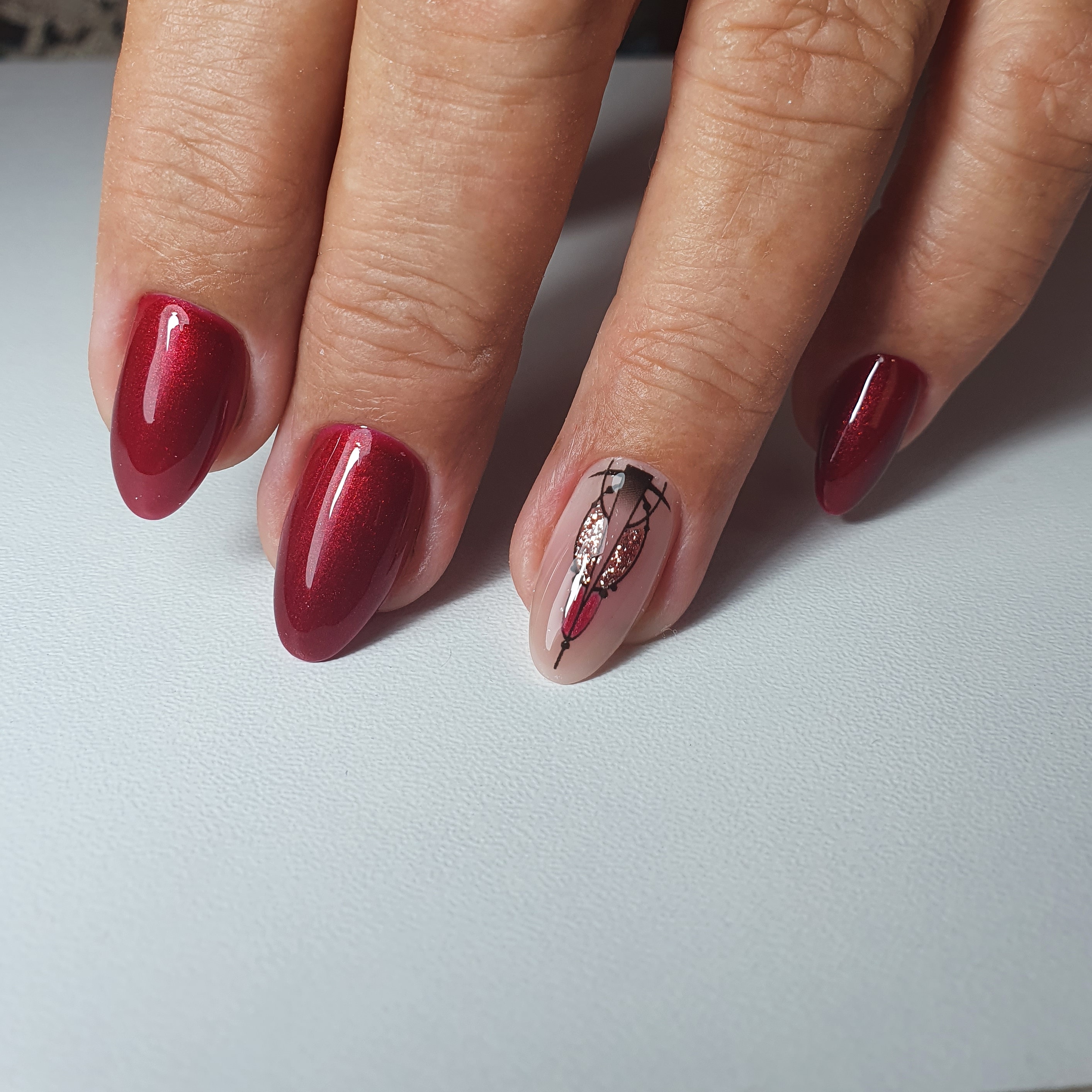 Маникюр с геометрическим слайдером в темно-красном цвете на короткие ногти.