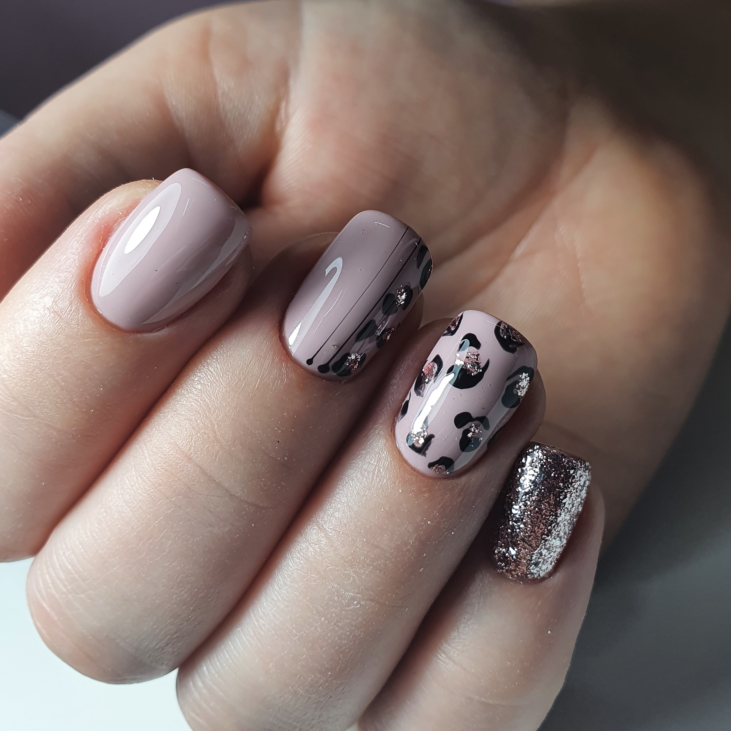 Маникюр с леопардовым принтом и серебряными блестками в пастельных тонах на короткие ногти.