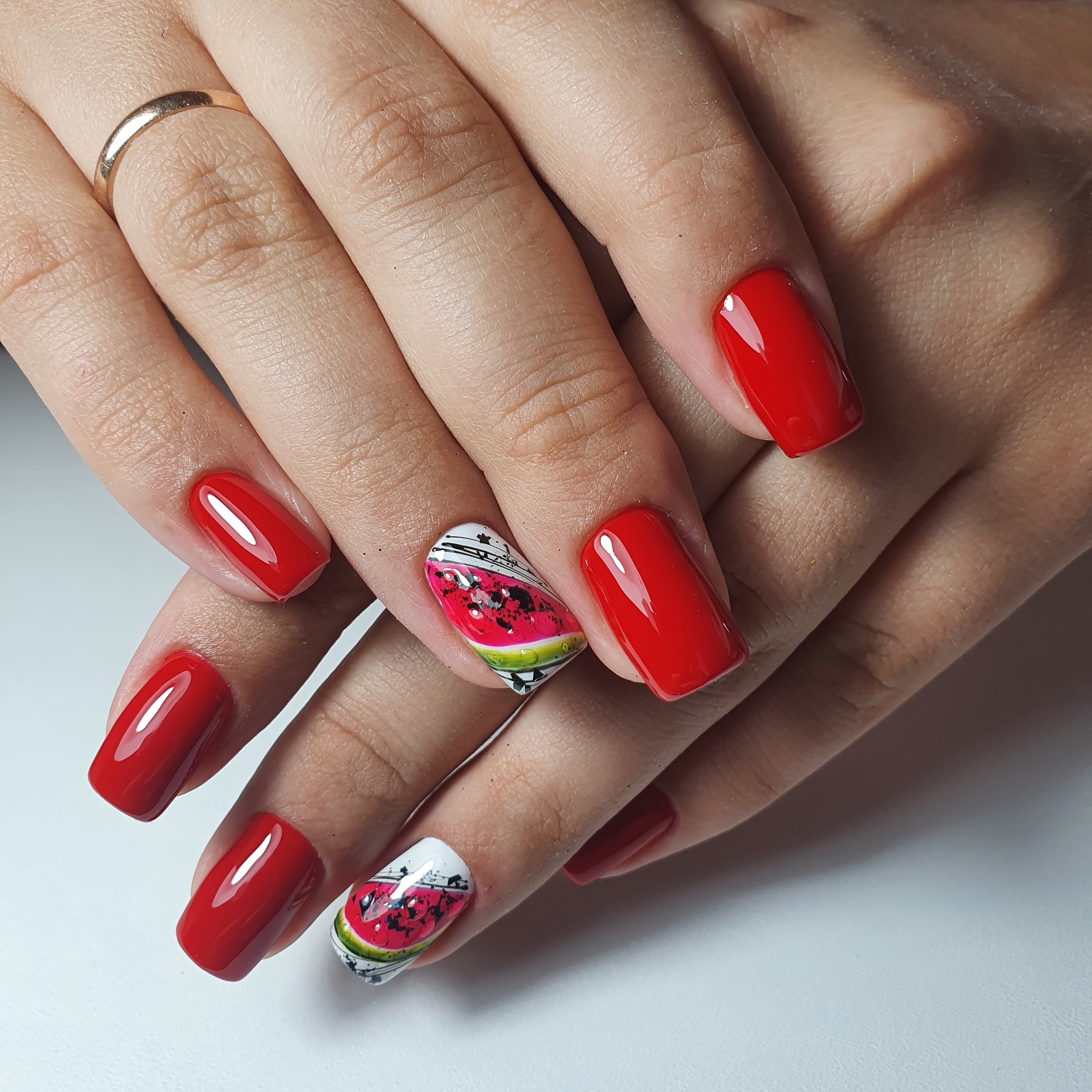 Маникюр с арбузом в красном цвете на короткие ногти.