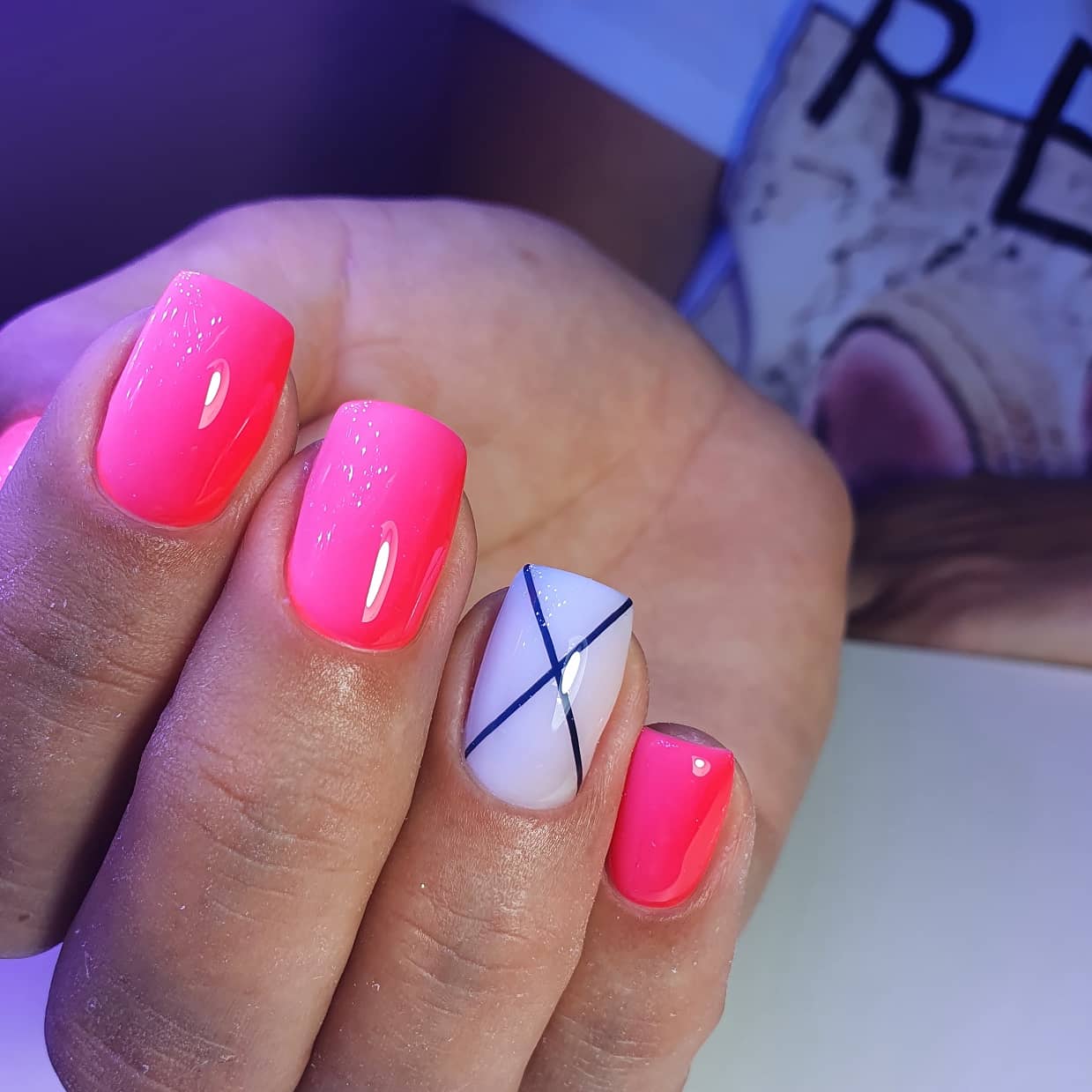 Геометрический маникюр в розовом цвете на короткие ногти.