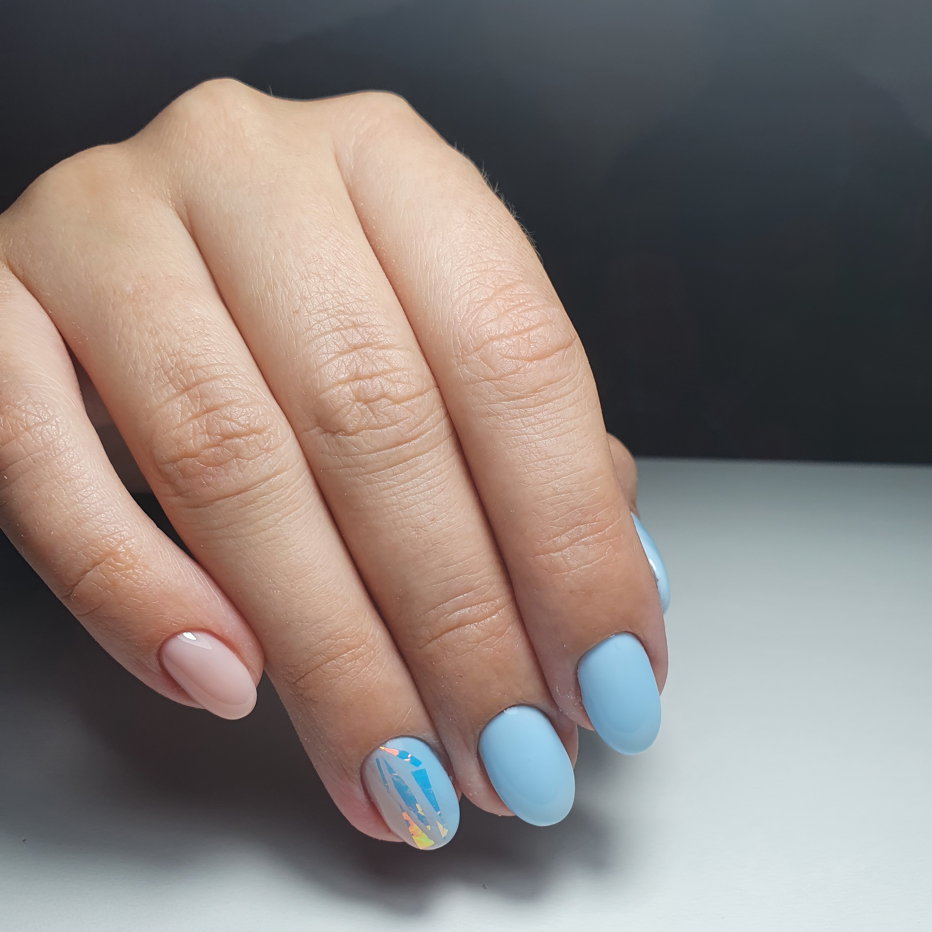 Маникюр с камифубуки в голубом цвете на короткие ногти.