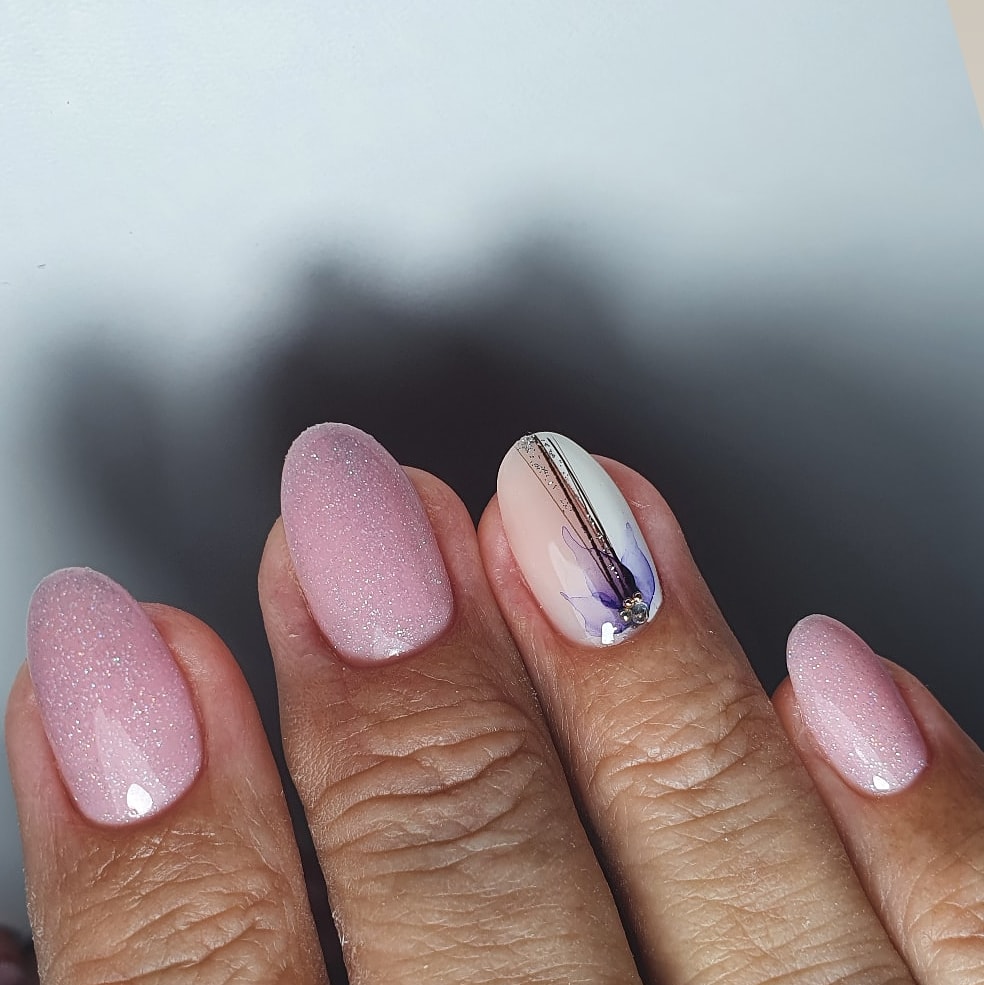 Маникюр с акварельным цветочным рисунком в розовом цвете на короткие ногти.