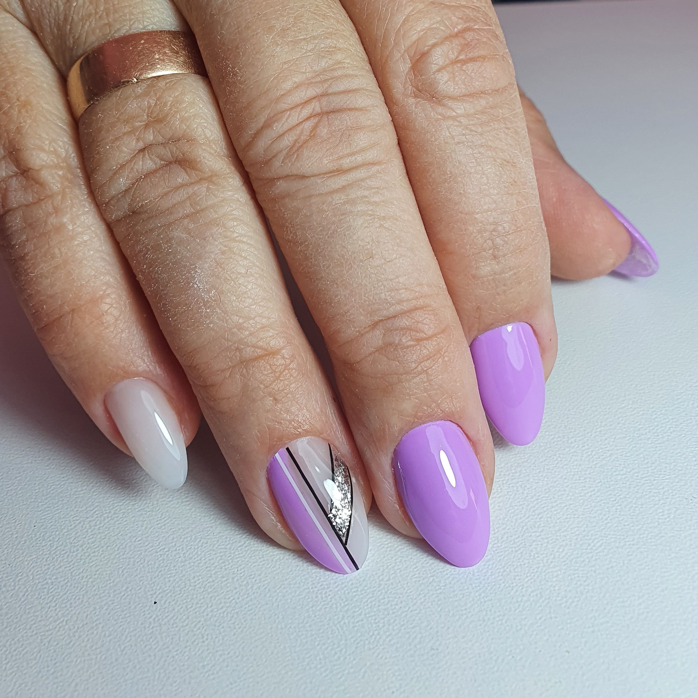 Маникюр с серебряными блестками в фиолетовом цвете.