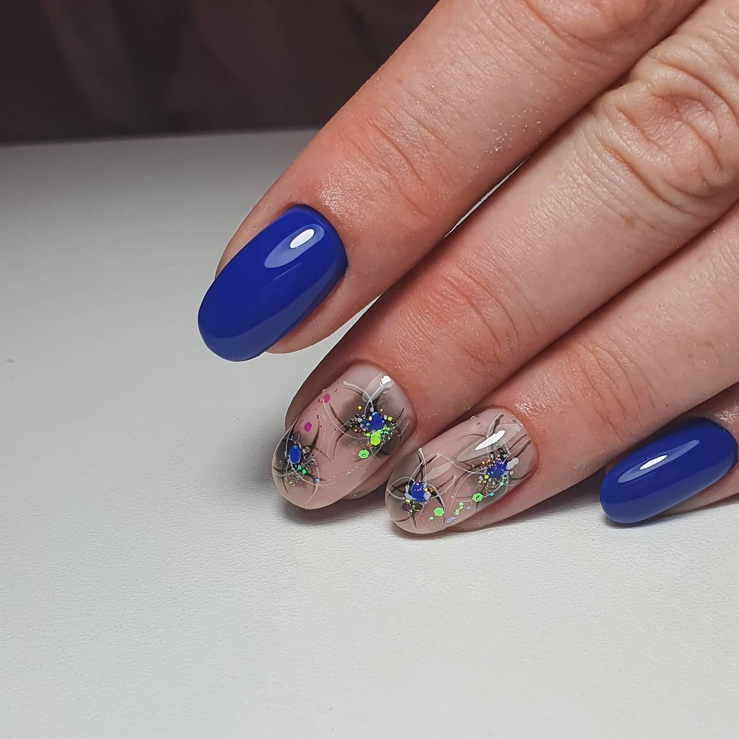 Маникюр с абстрактным рисунком в синем цвете на короткие ногти.