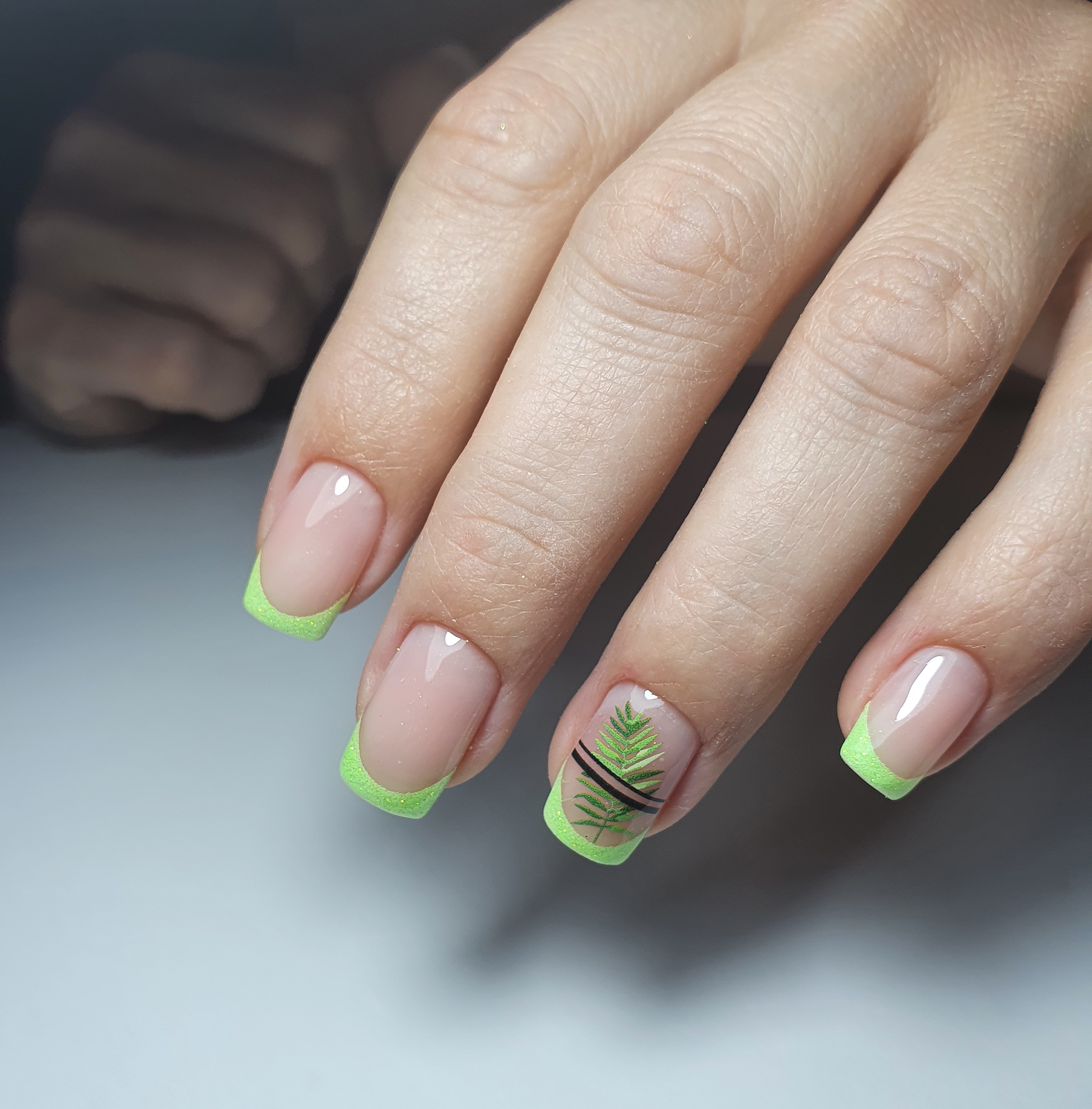 Френч с растительным слайдером в салатовом цвете на короткие ногти.