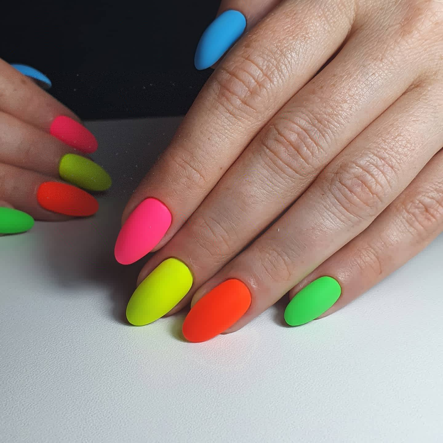 Матовый разноцветный маникюр на длинные ногти.