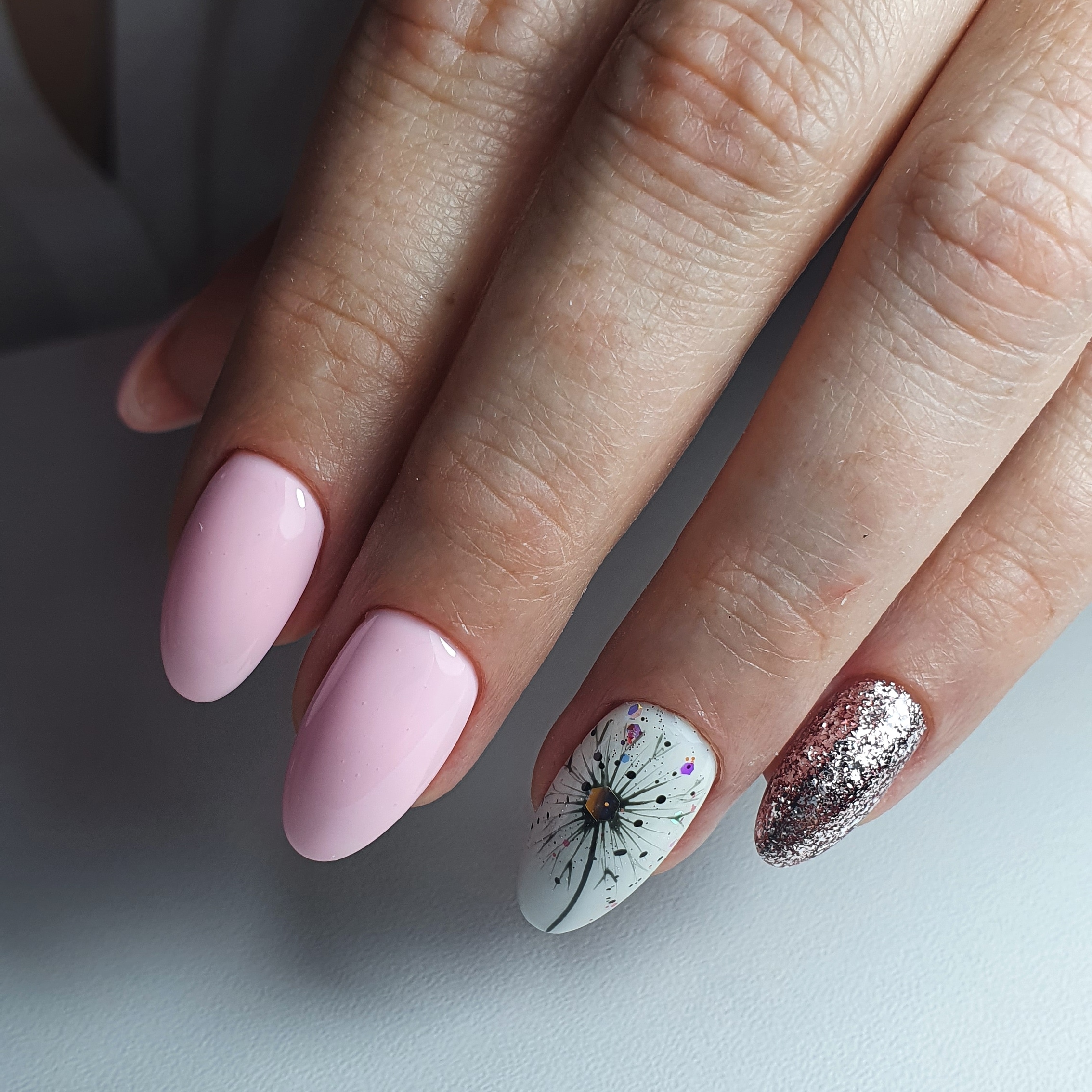 Маникюр с одуванчиком и серебряными блестками в розовом цвете на короткие ногти.