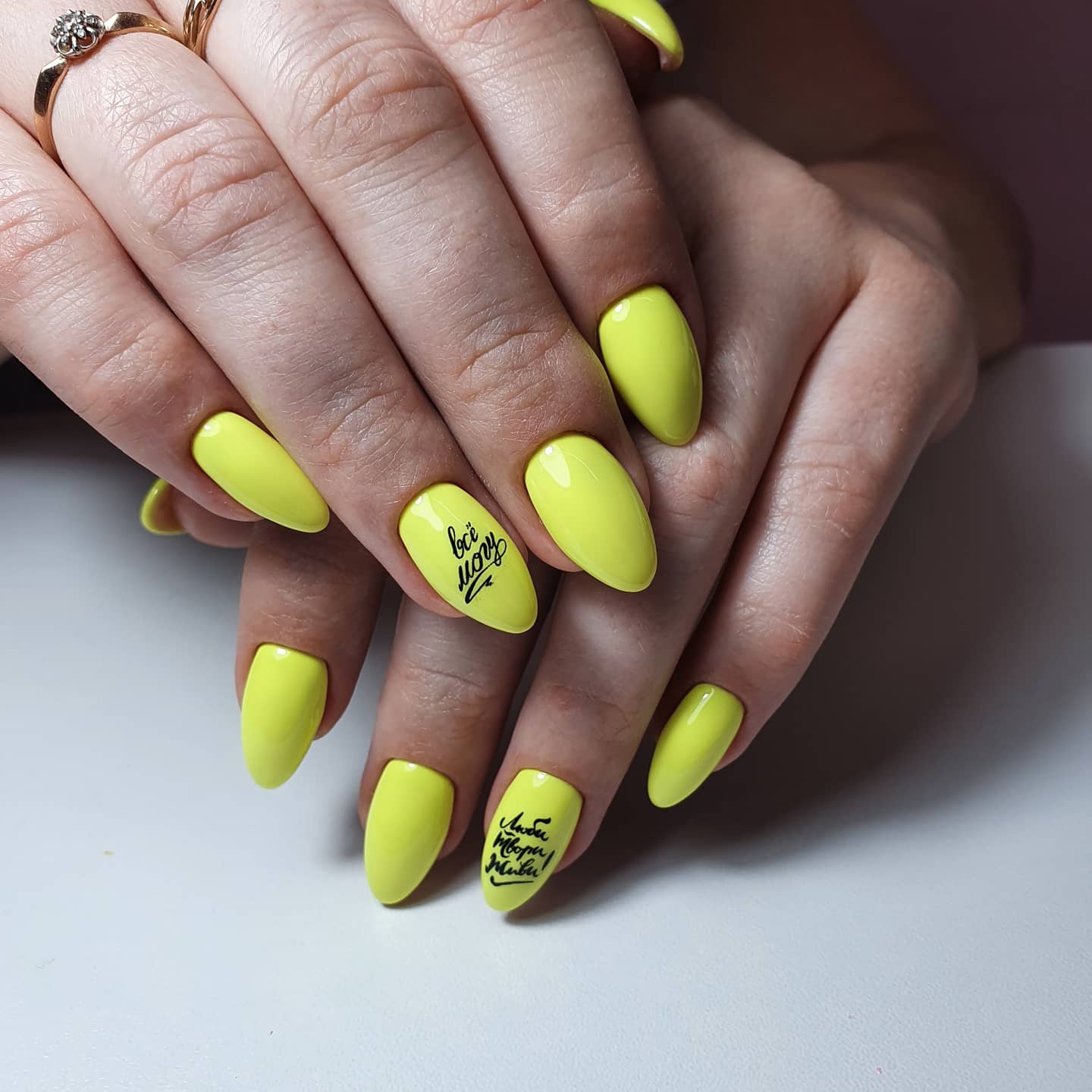 Маникюр с надписями в желтом цвете на короткие ногти.