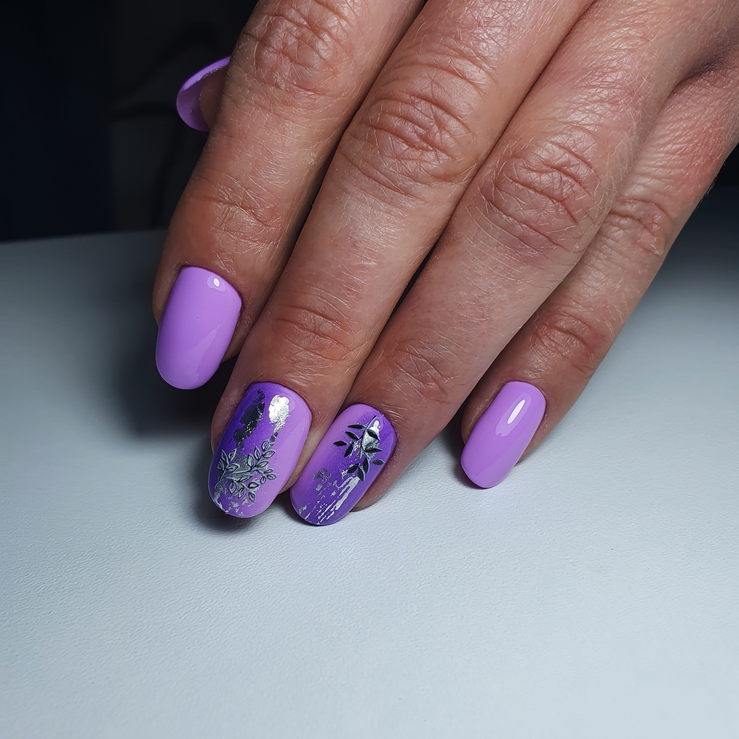 Маникюр с рисунками в фиолетовом цвете на короткие ногти.