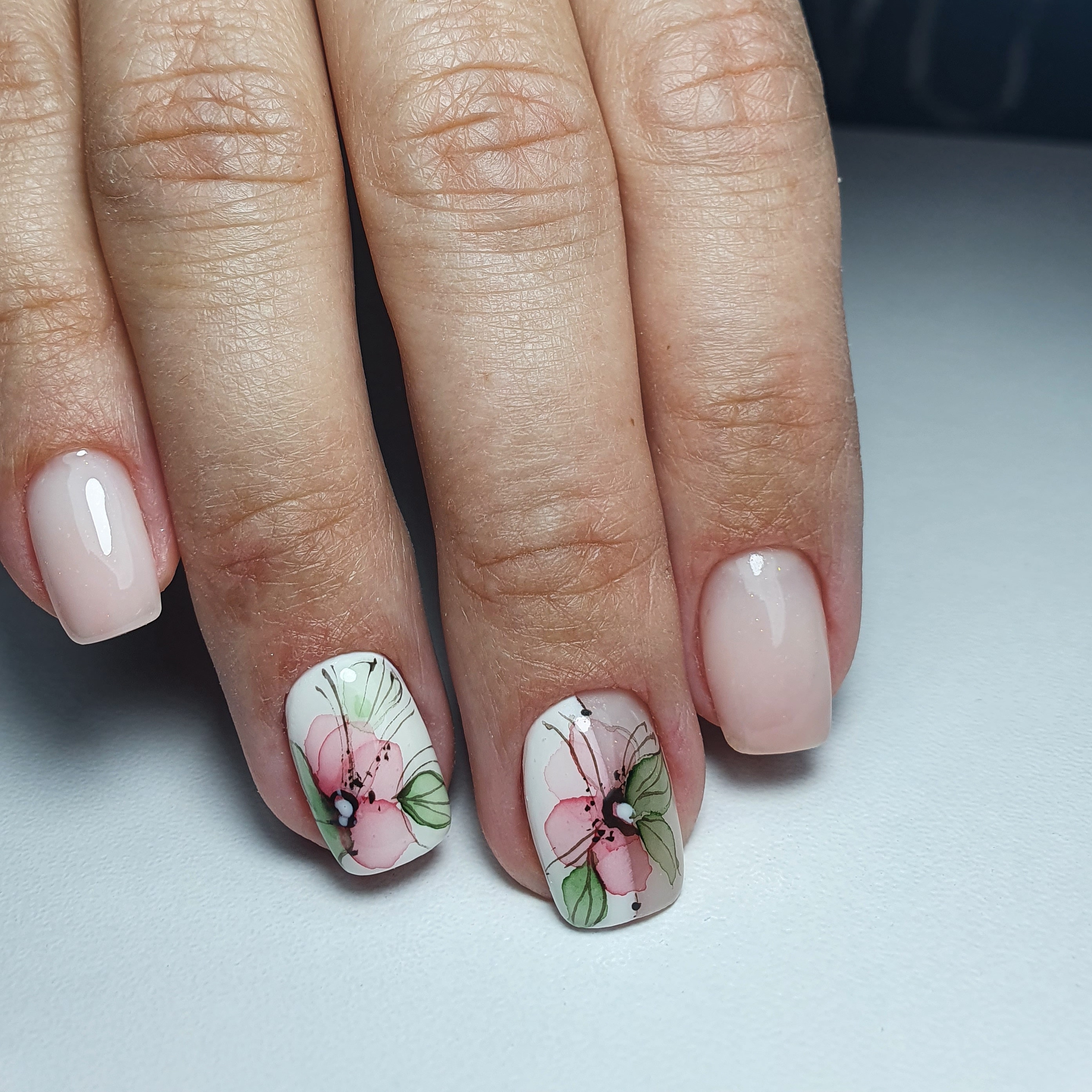 Нюдовый маникюр с акварельным цветочным рисунком на короткие ногти.