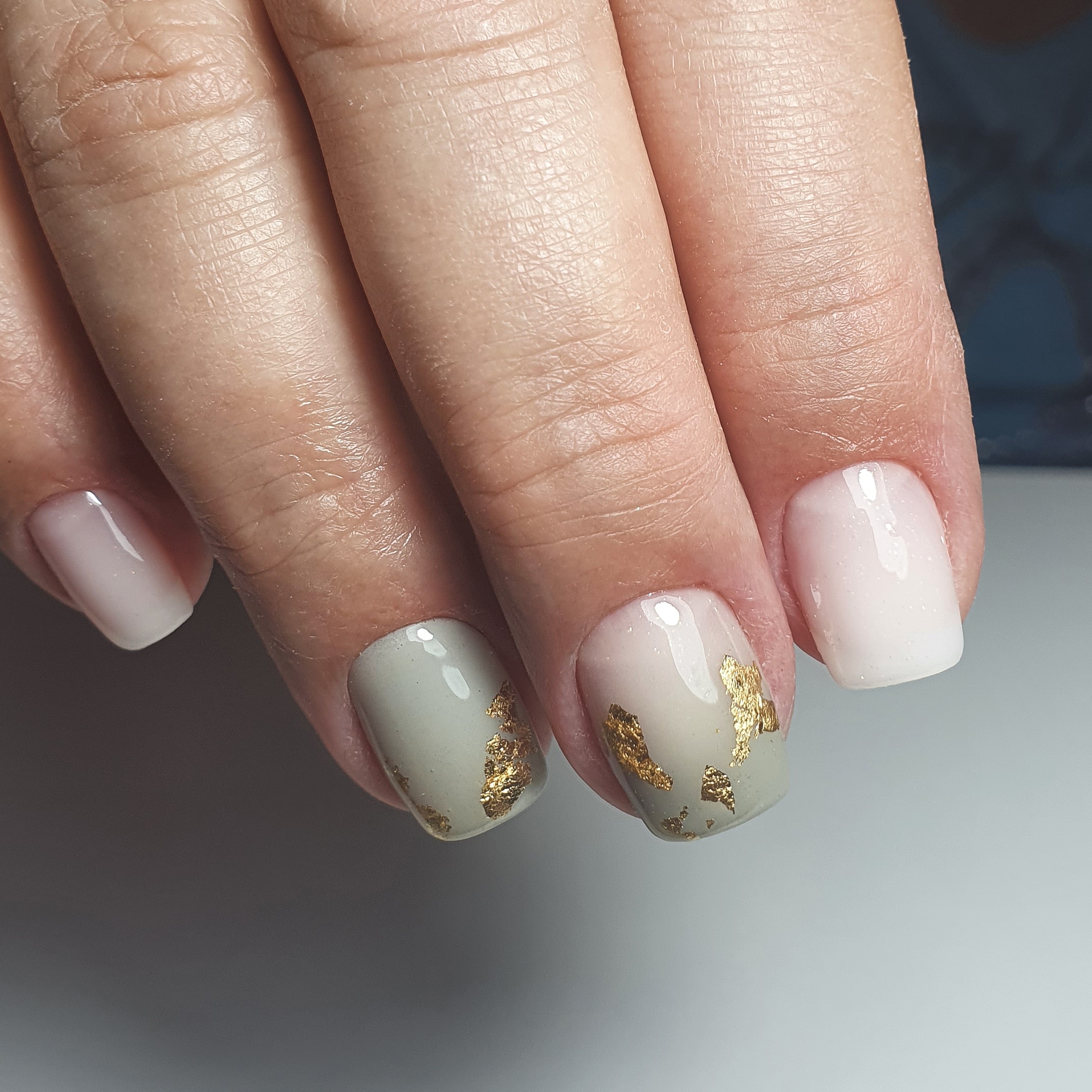 Маникюр с золотой фольгой и градиентом в молочном цвете на короткие ногти.