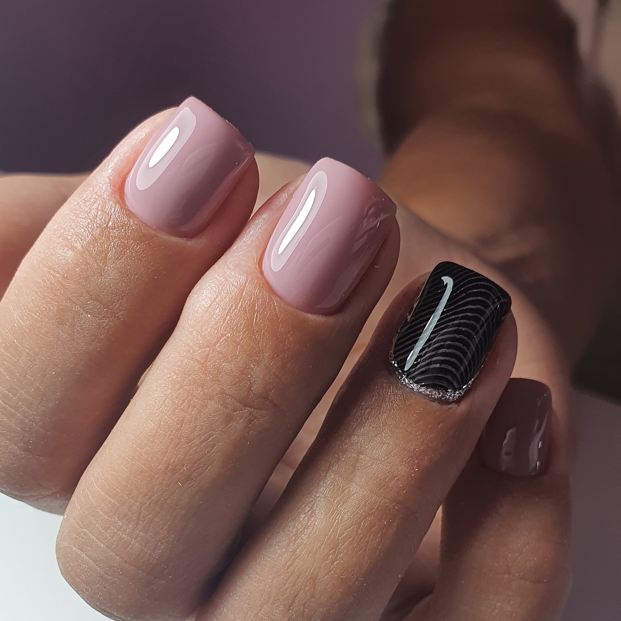 Маникюр с серебряными блёстками в розовом цвете на короткие ногти.
