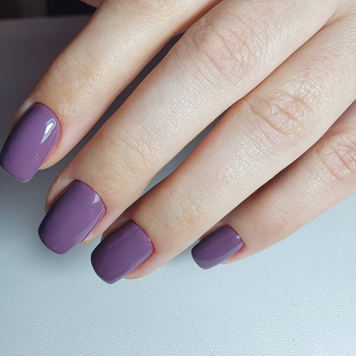 Маникюр в фиолетовом цвете на короткие ногти.