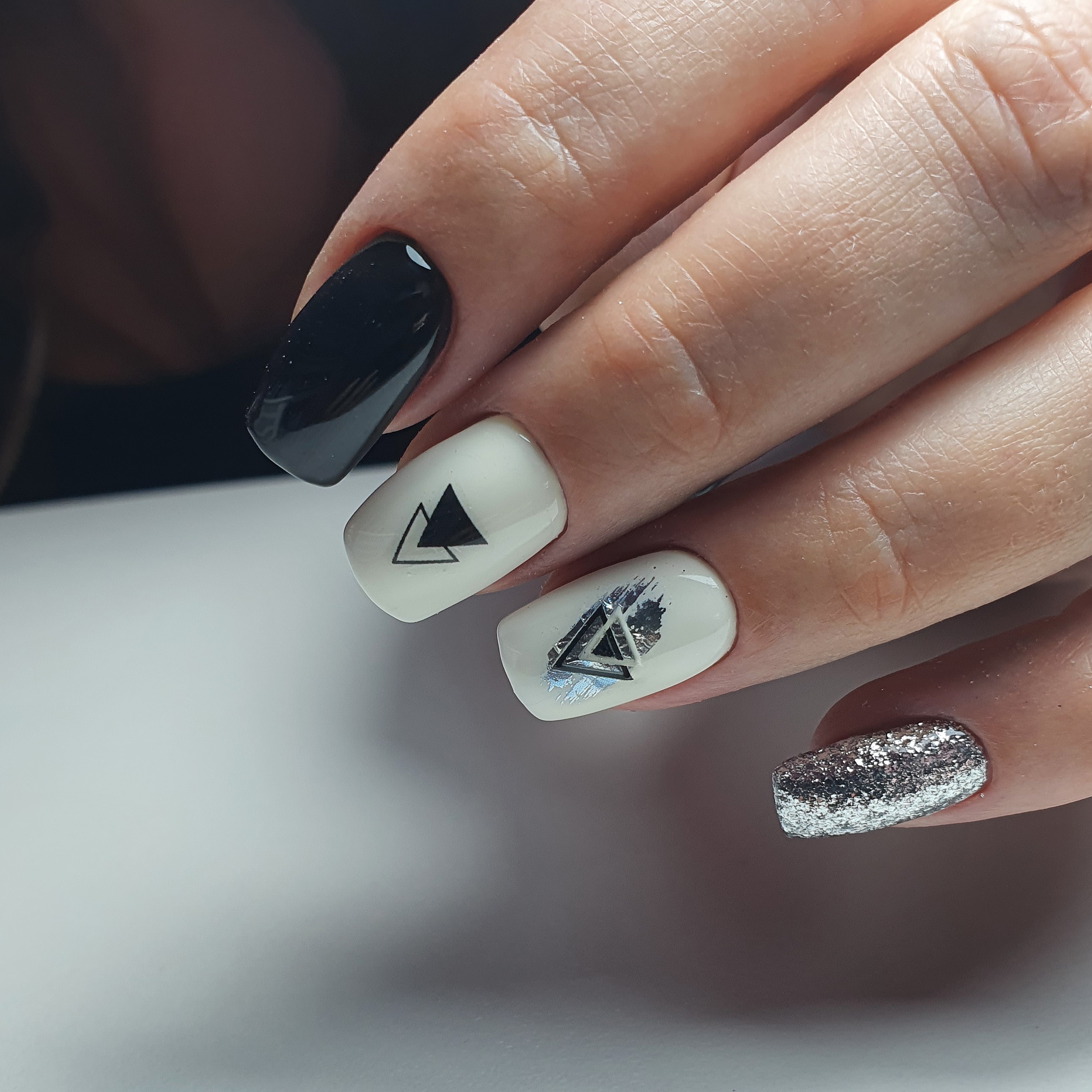 Маникюр с геометрическими слайдерами, серебряной фольгой и блестками на короткие ногти.
