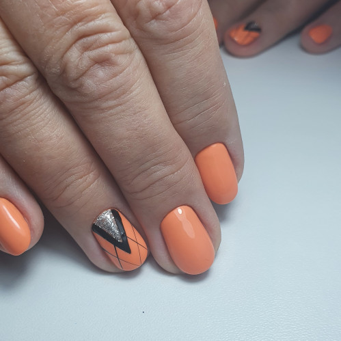 geometricheskiy manikyur s serebryanymi blestkami v oranzhevom tsvete na korotkie nogti