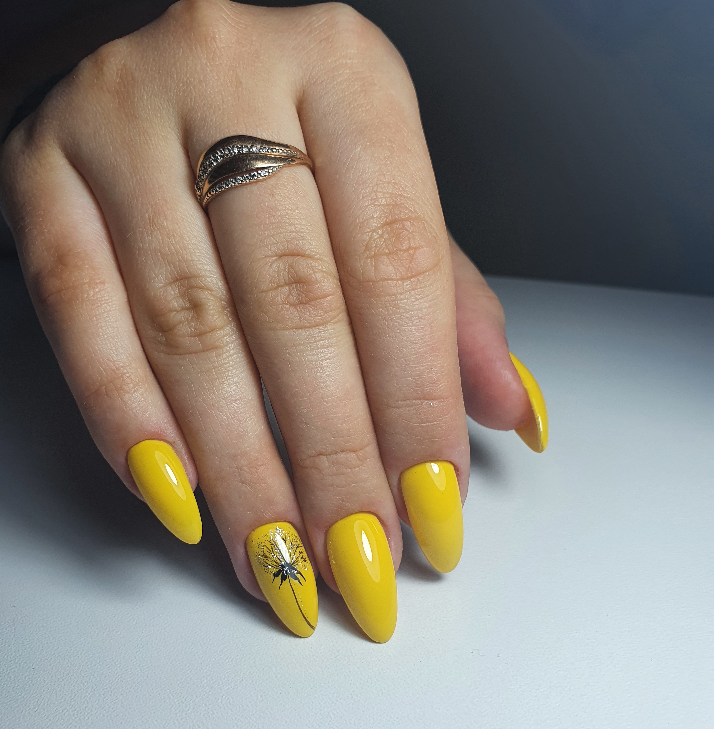 Маникюр с одуванчиком в желтом цвете на длинные ногти.