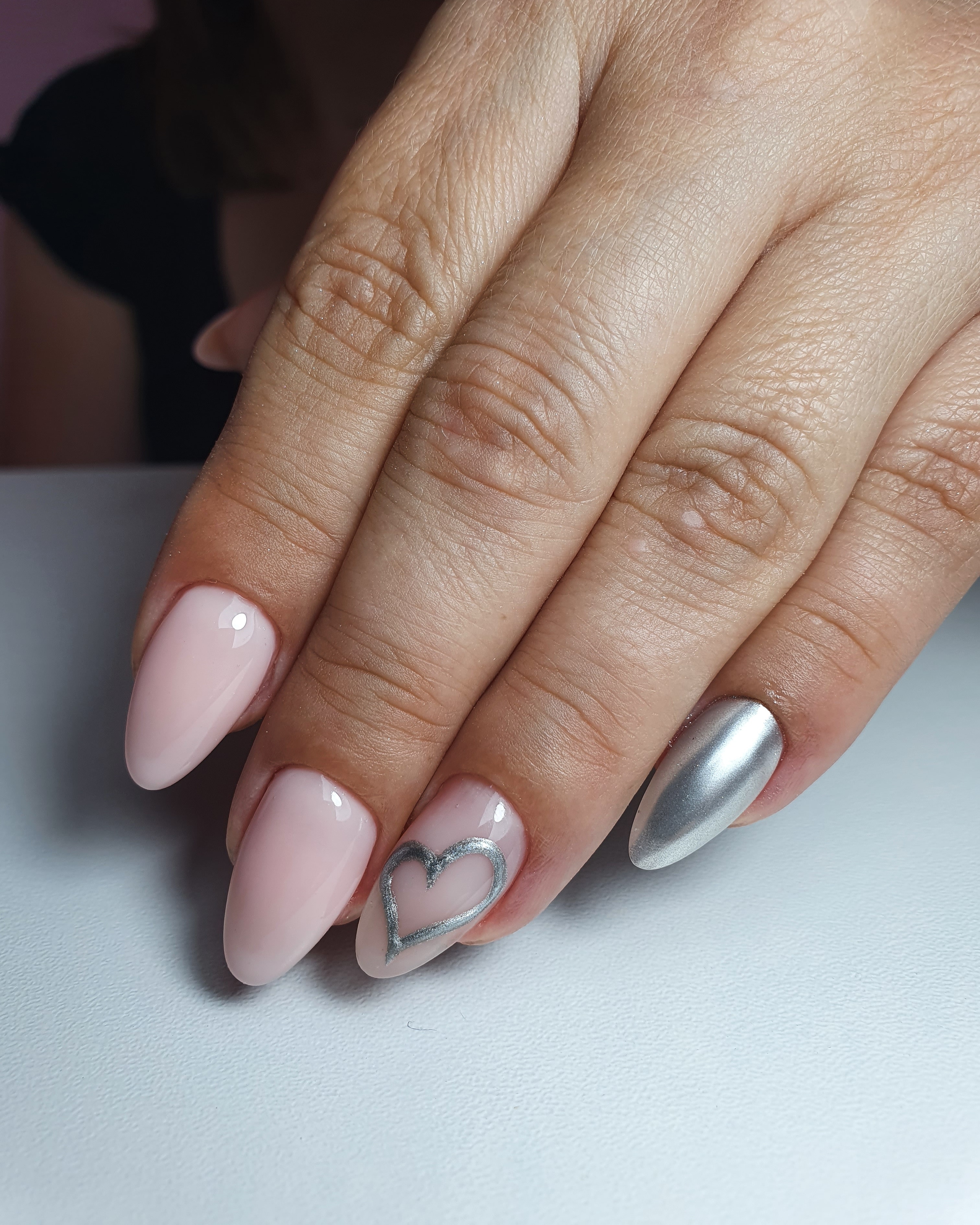Маникюр с сердечком и серебряной втиркой в розовом цвете на длинные ногти.