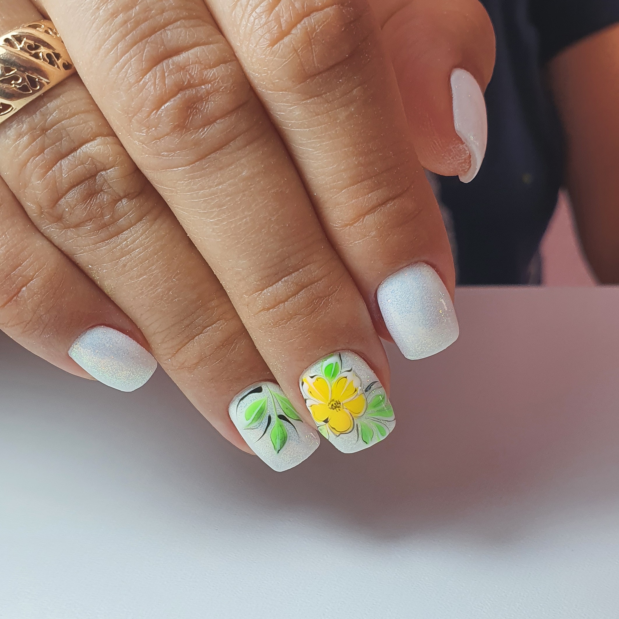 Маникюр с цветочным рисунком в белом цвете на короткие ногти.