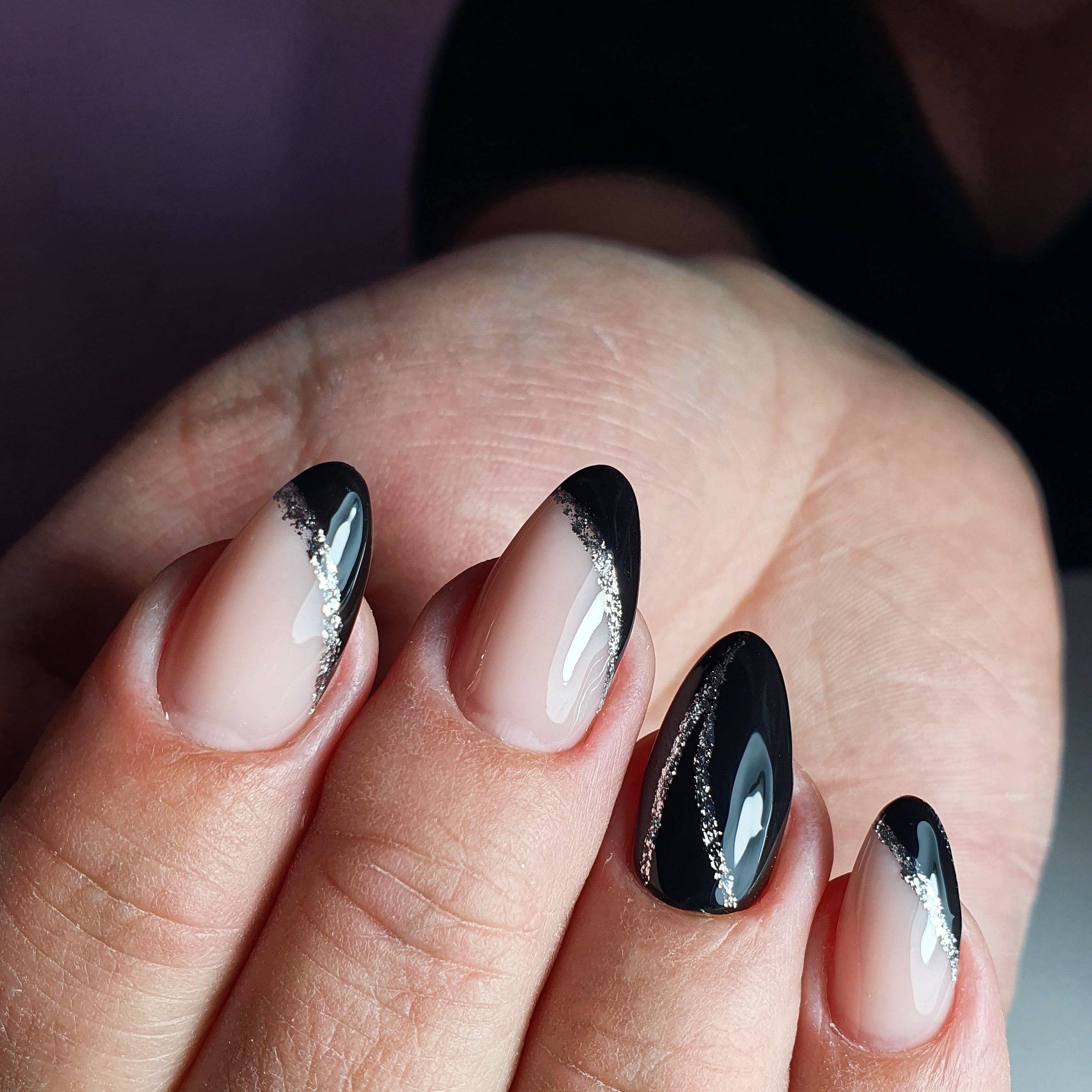 Оригинальный френч с серебряными блестками в черном цвете на короткие ногти.