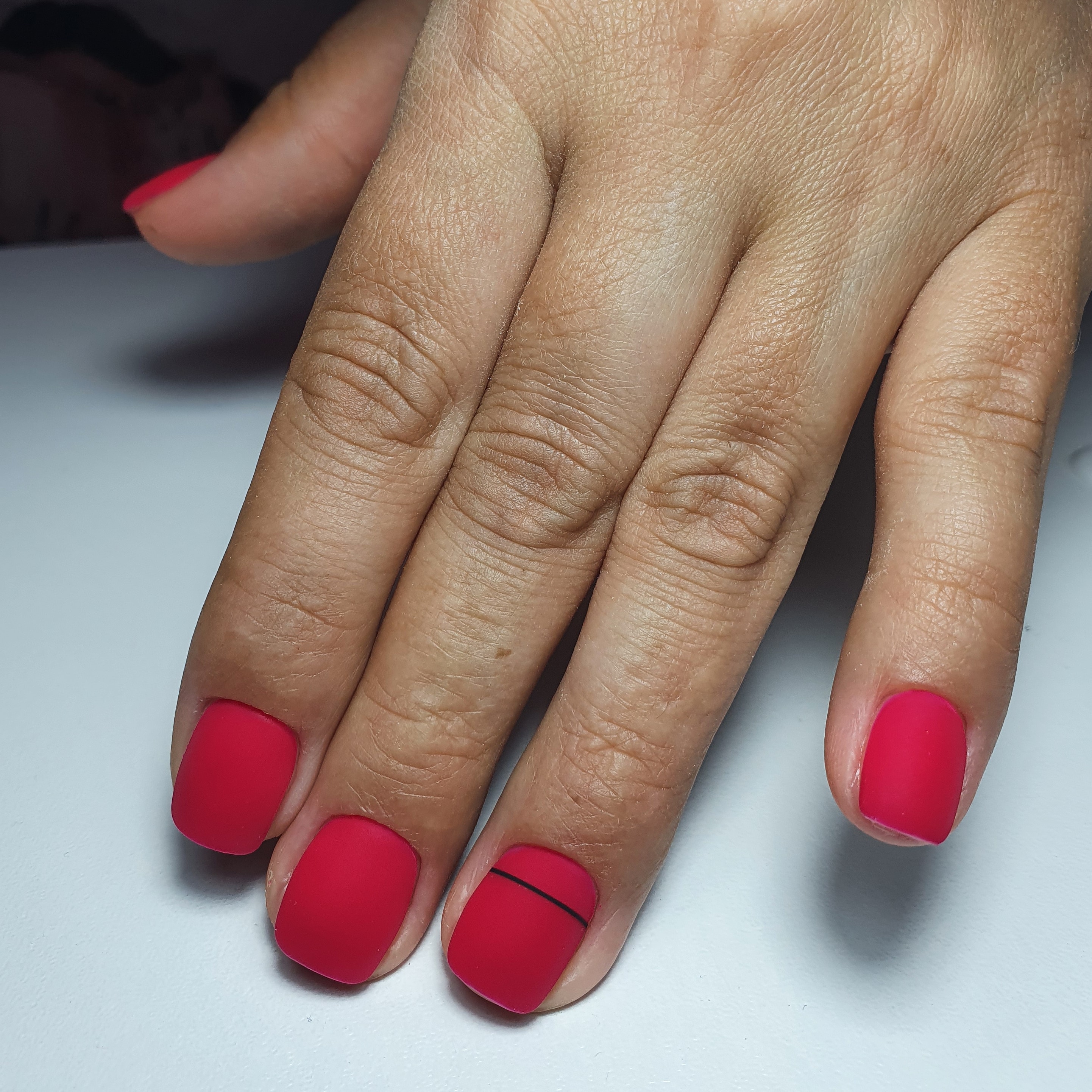 Матовый маникюр с полосками в красном цвете на короткие ногти.