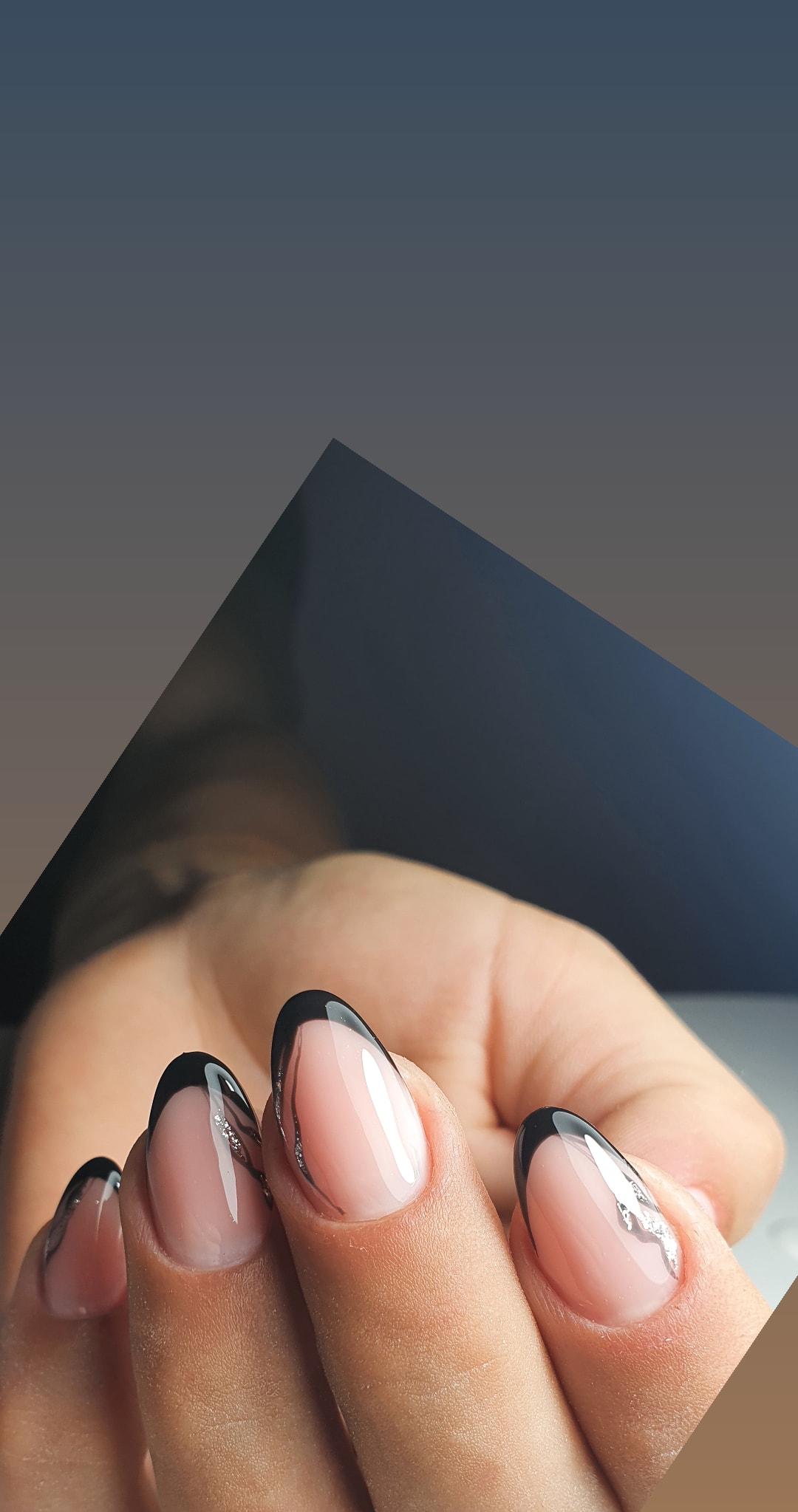 Френч с мраморным дизайном в черном цвете на короткие ногти.