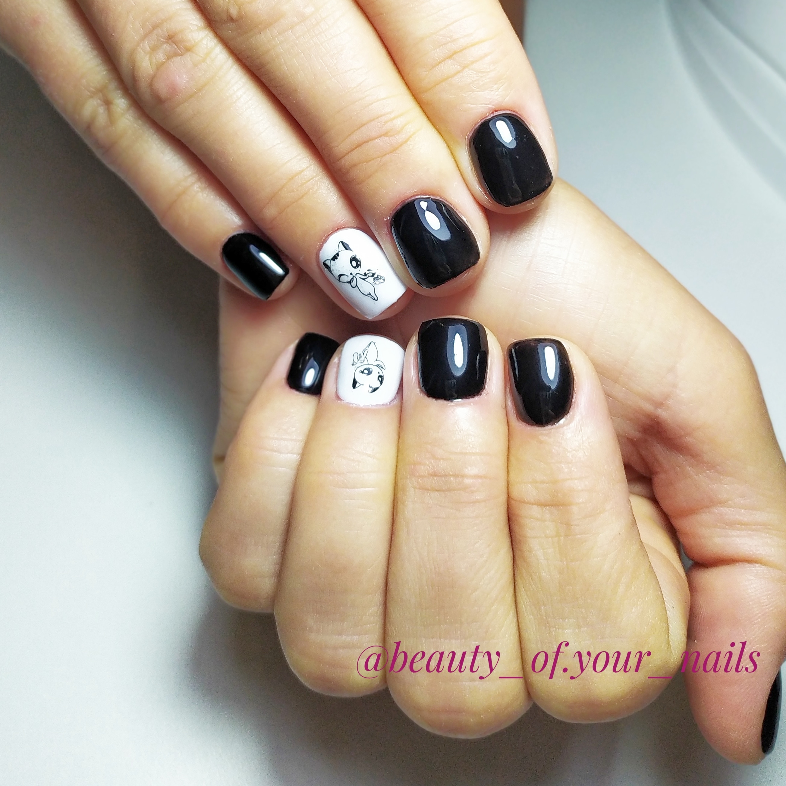 Маникюр со слайдерами в черном цвете на короткие ногти.